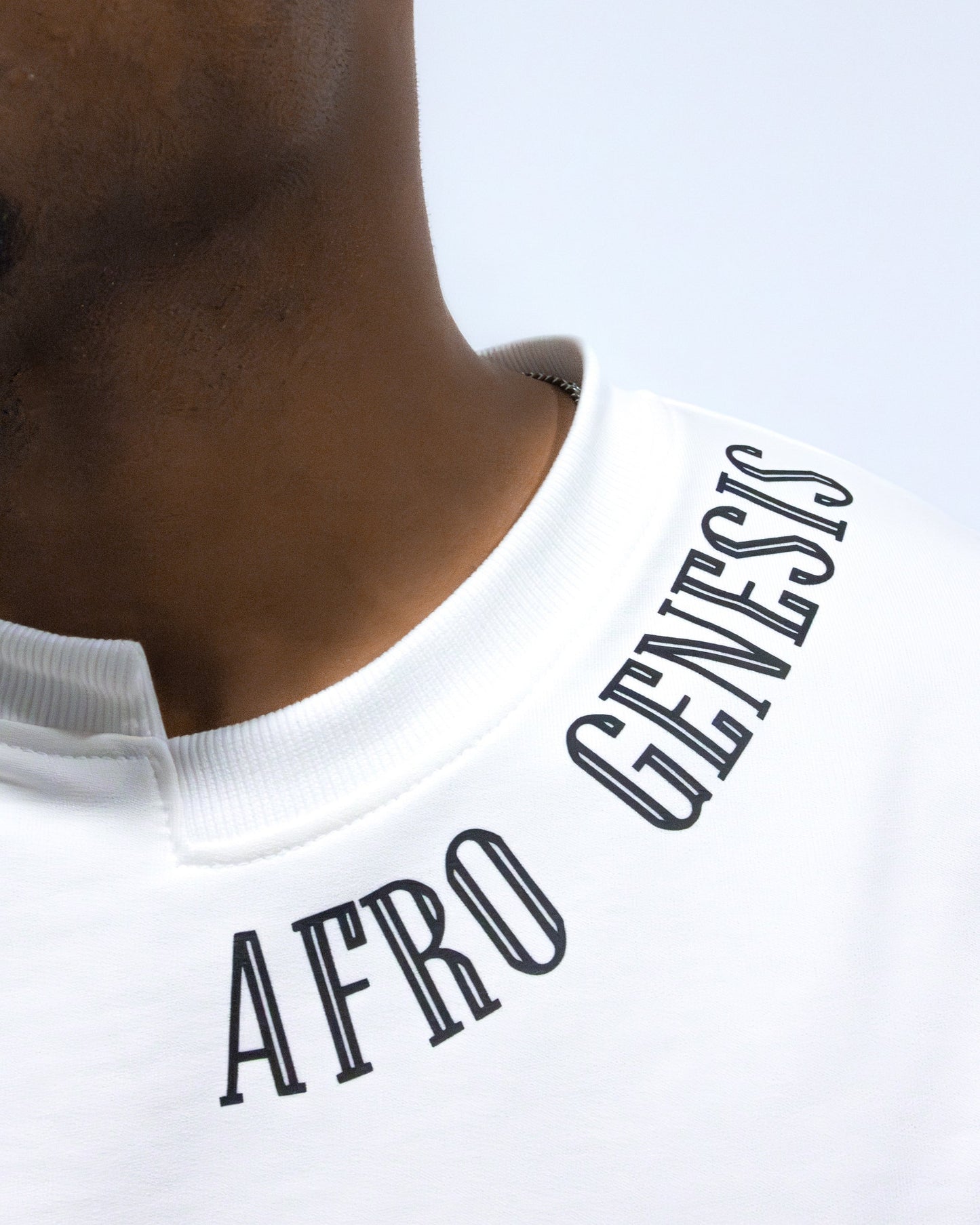 T-shirt com gola desnivelada