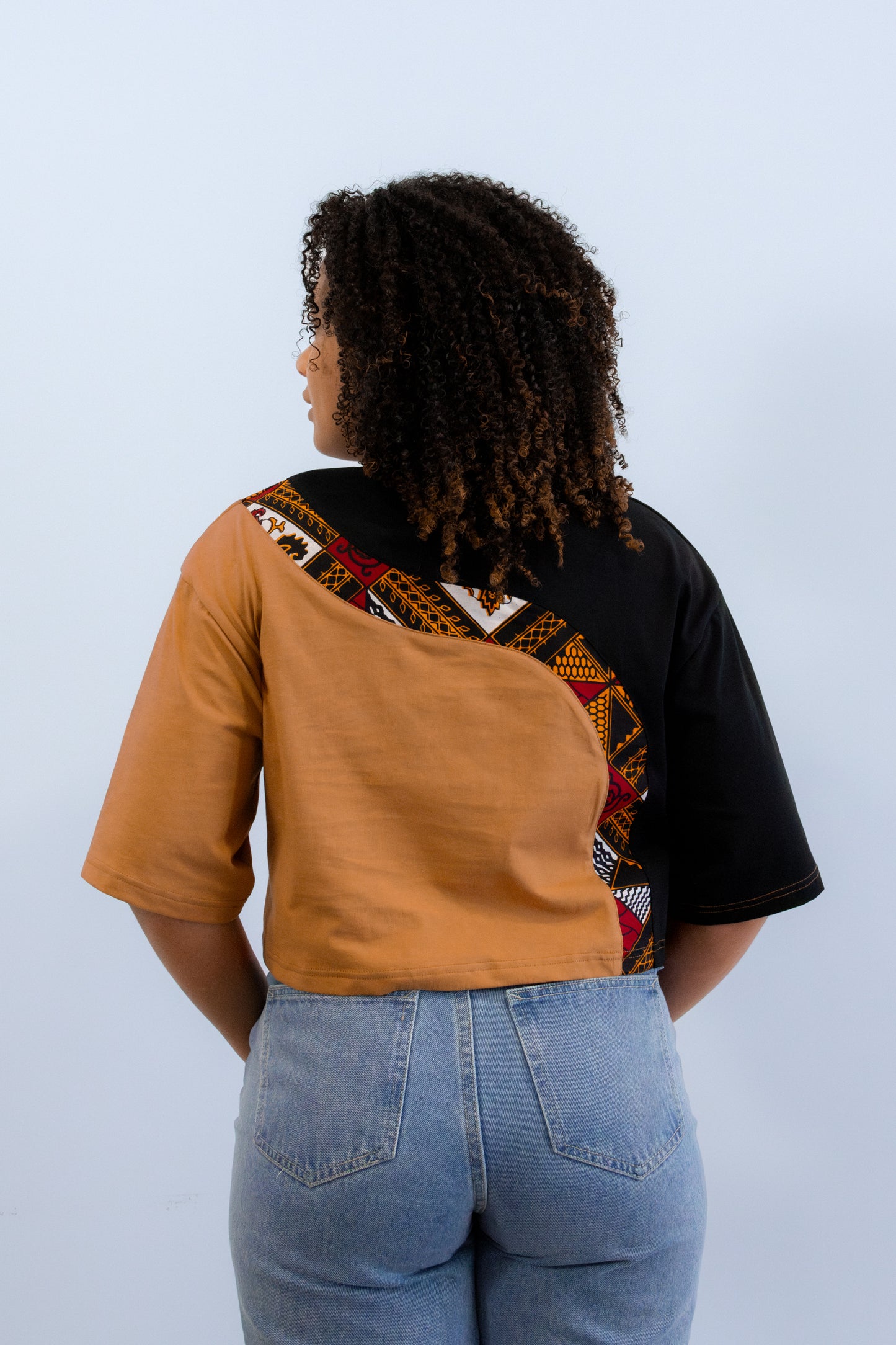 T-shirt com curva em capulana