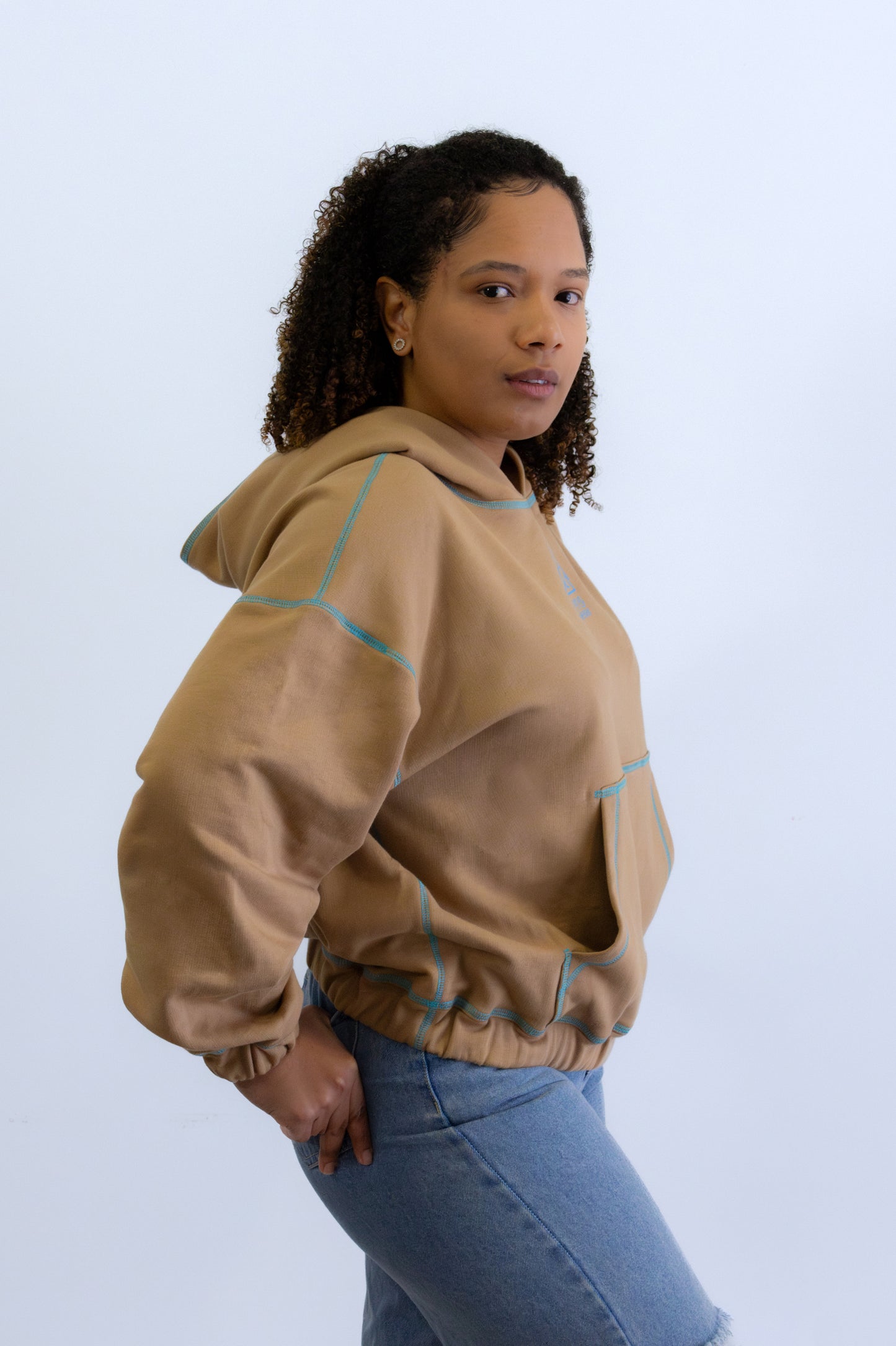 Hoodie curto com costuras visíveis