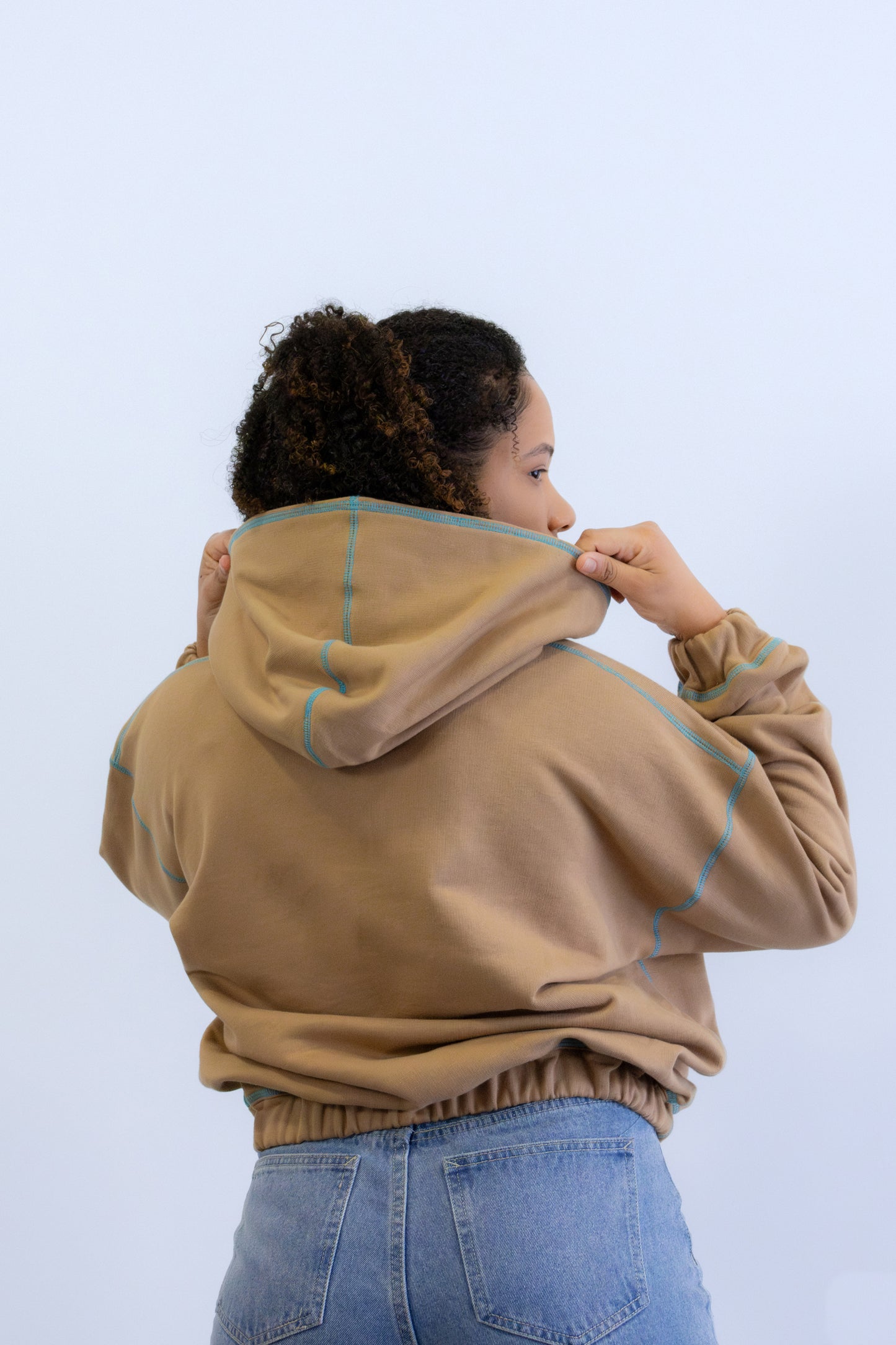Hoodie curto com costuras visíveis