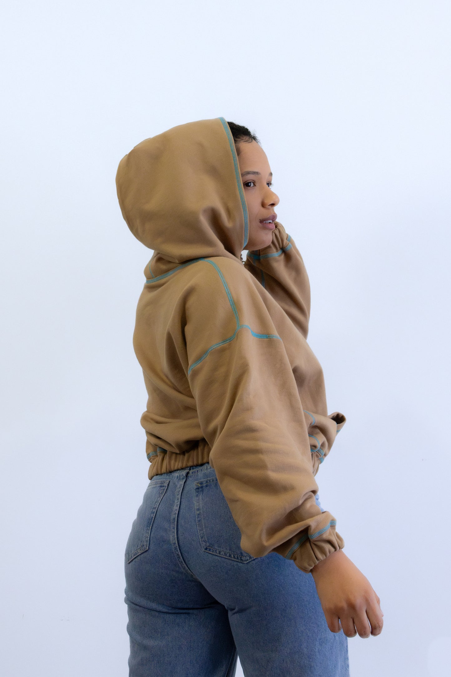 Hoodie curto com costuras visíveis