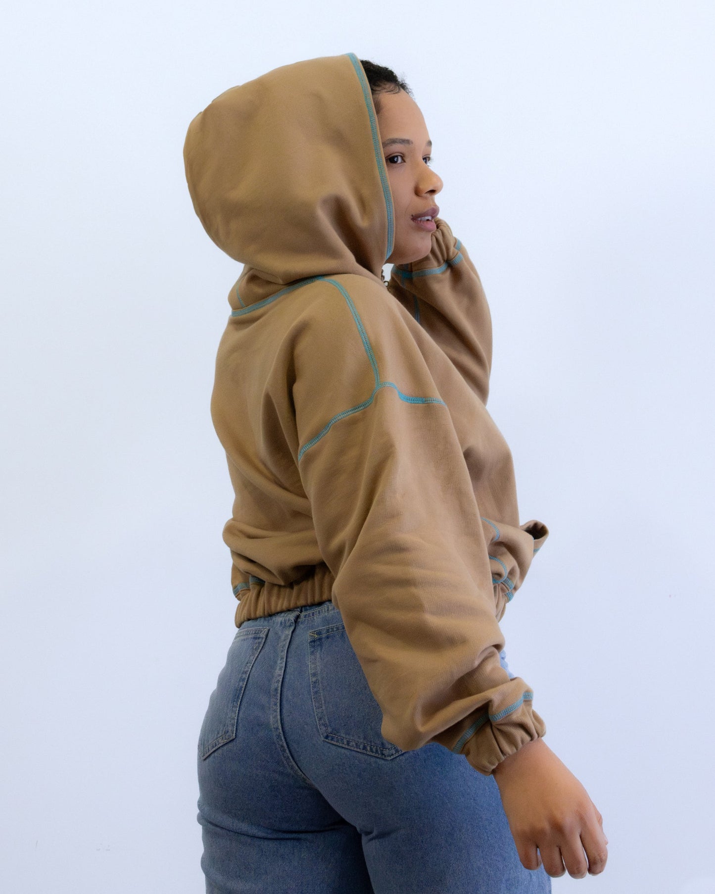 Hoodie curto com costuras visíveis