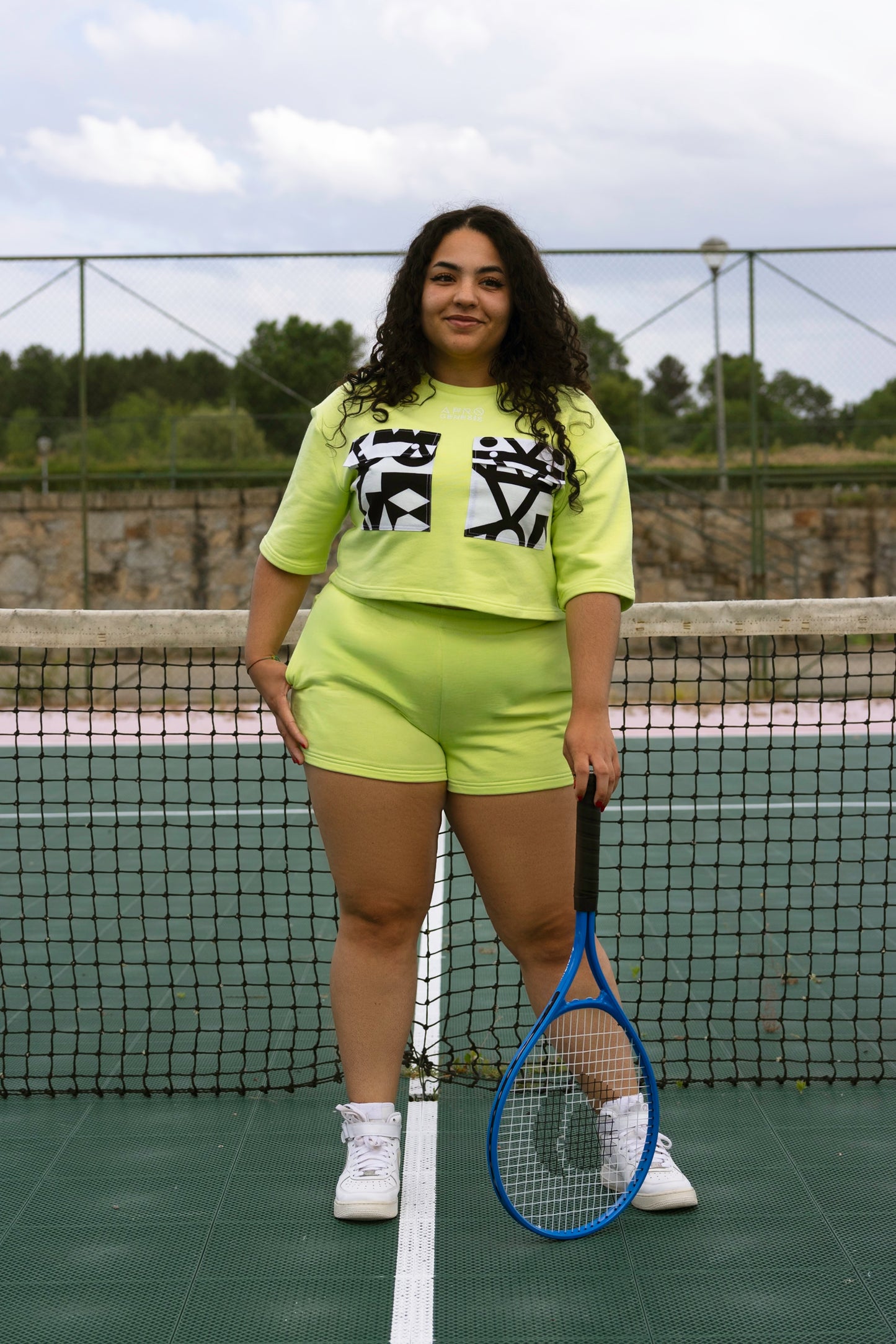T-shirt oversize com bolsos de aba