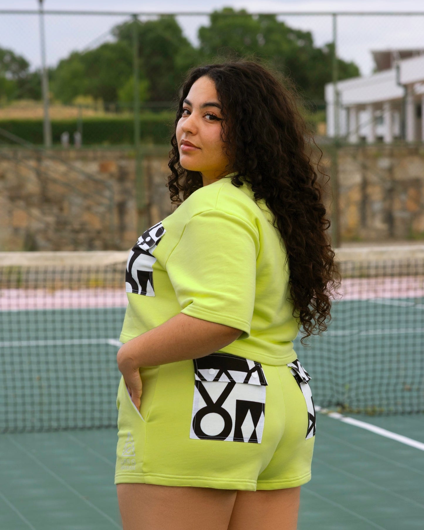 T-shirt oversize com bolsos de aba