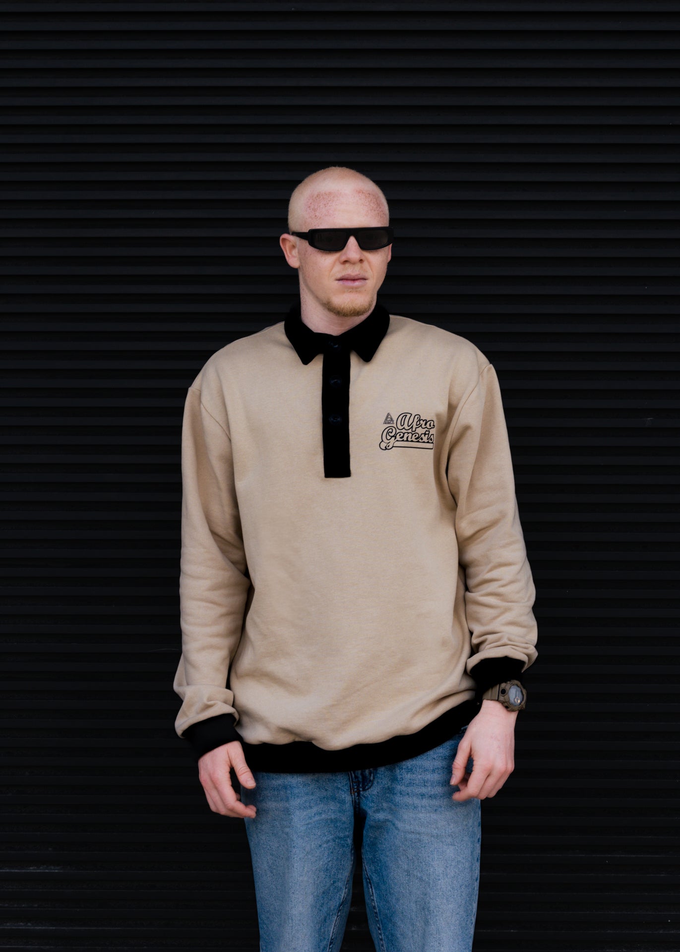 Polo oversize bege com detalhes