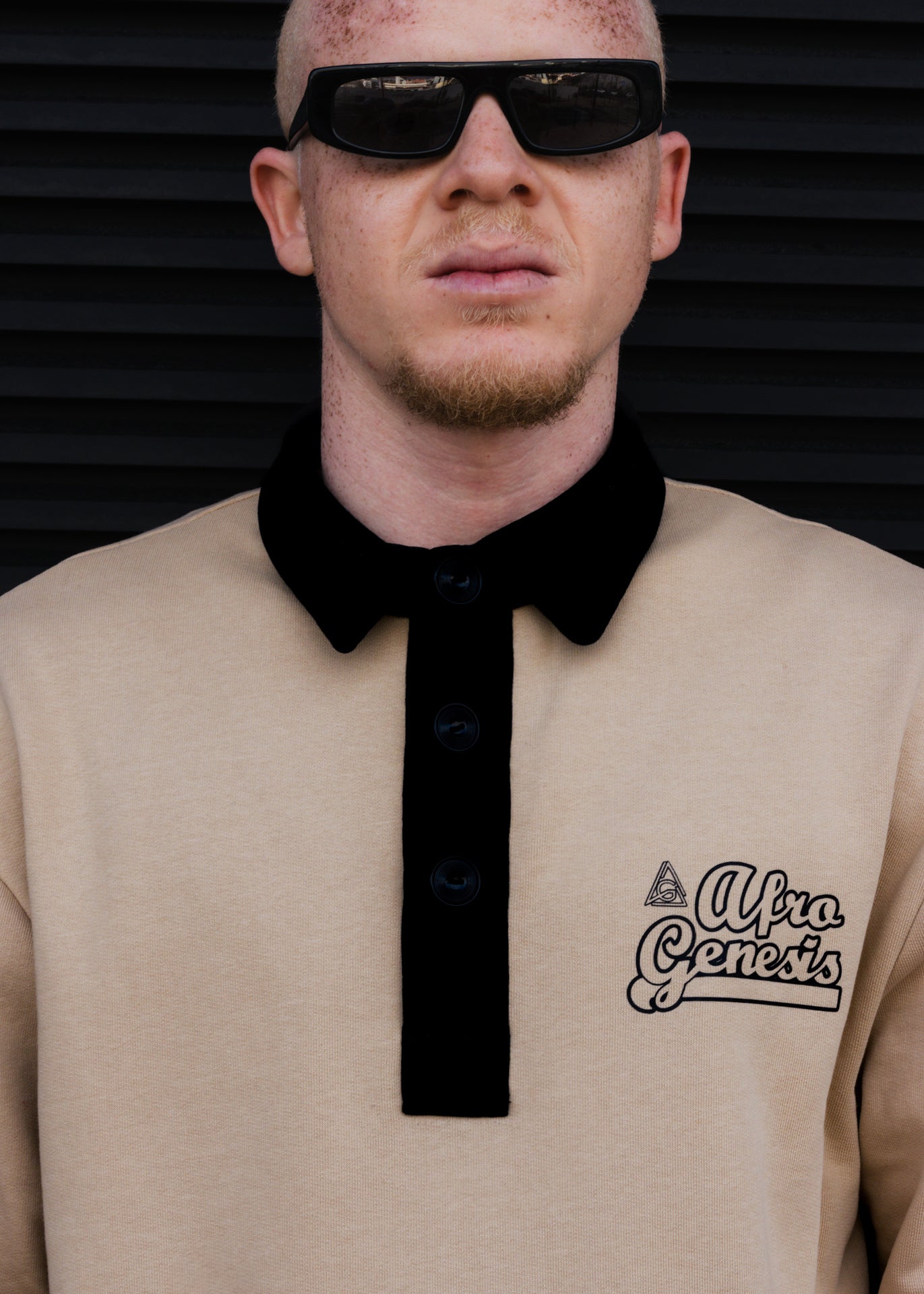 Polo oversize bege com detalhes