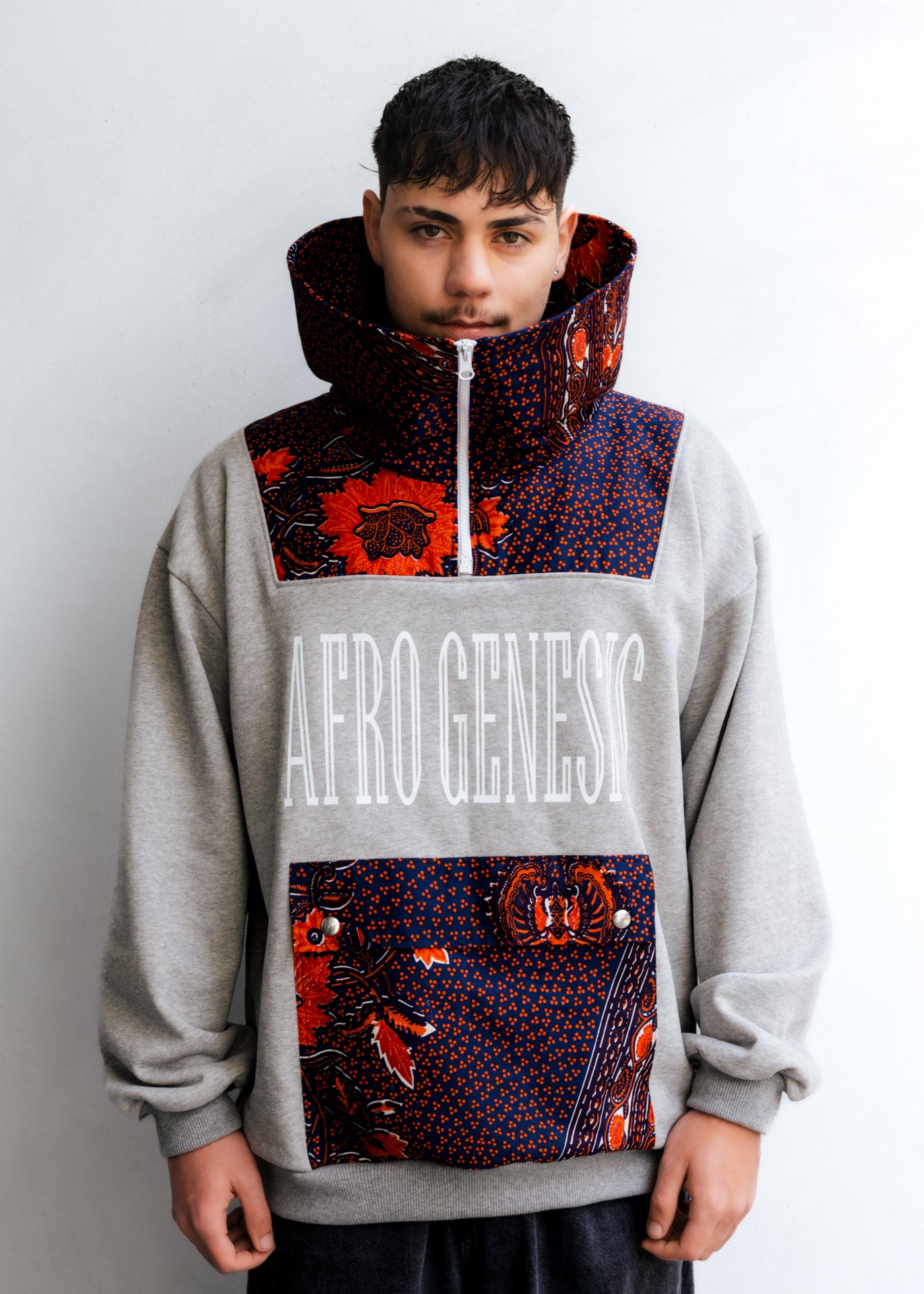 Sweatshirt oversize com gola XXL com aplicações em capulana