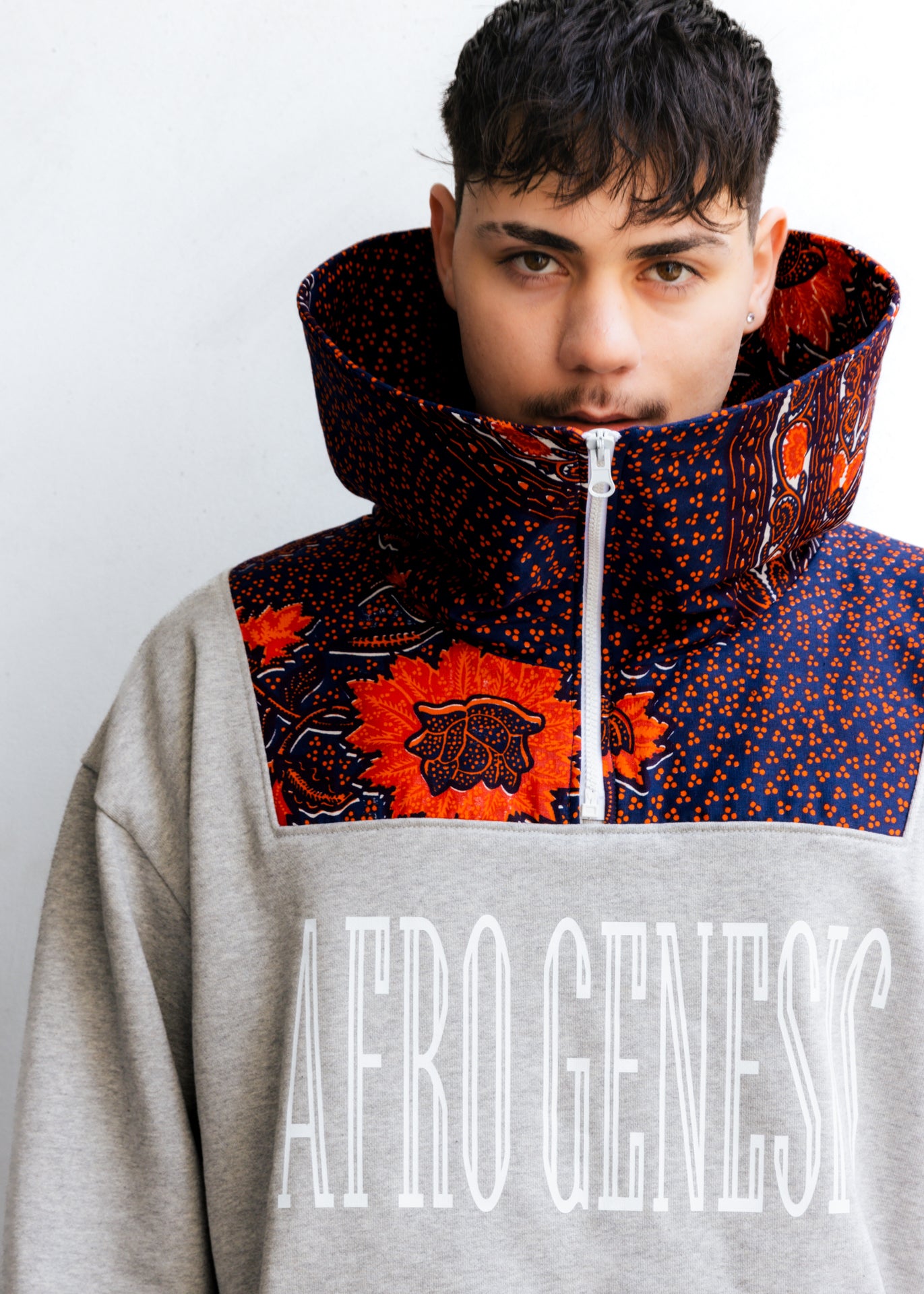 Sweatshirt oversize com gola XXL com aplicações em capulana