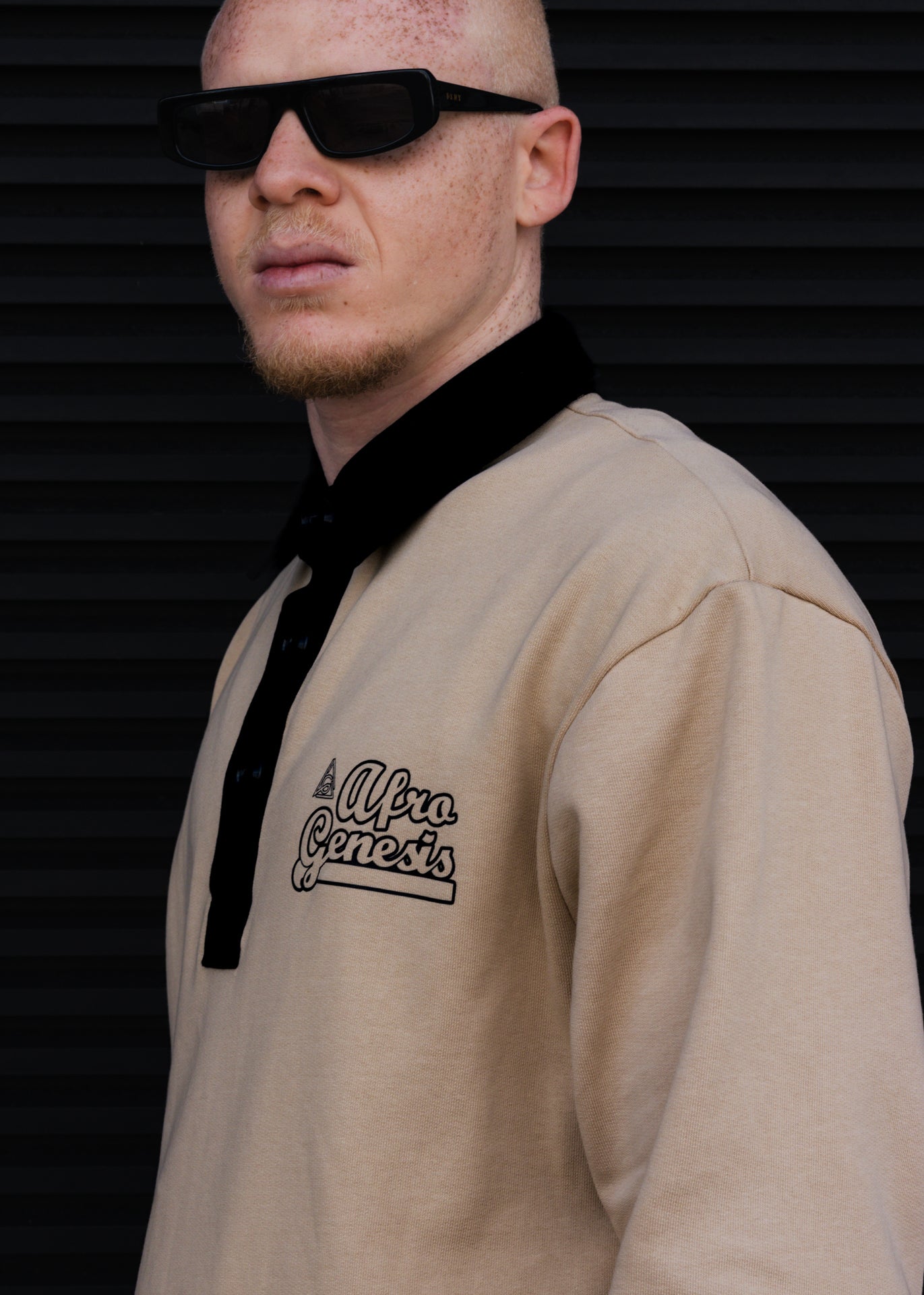 Polo oversize bege com detalhes