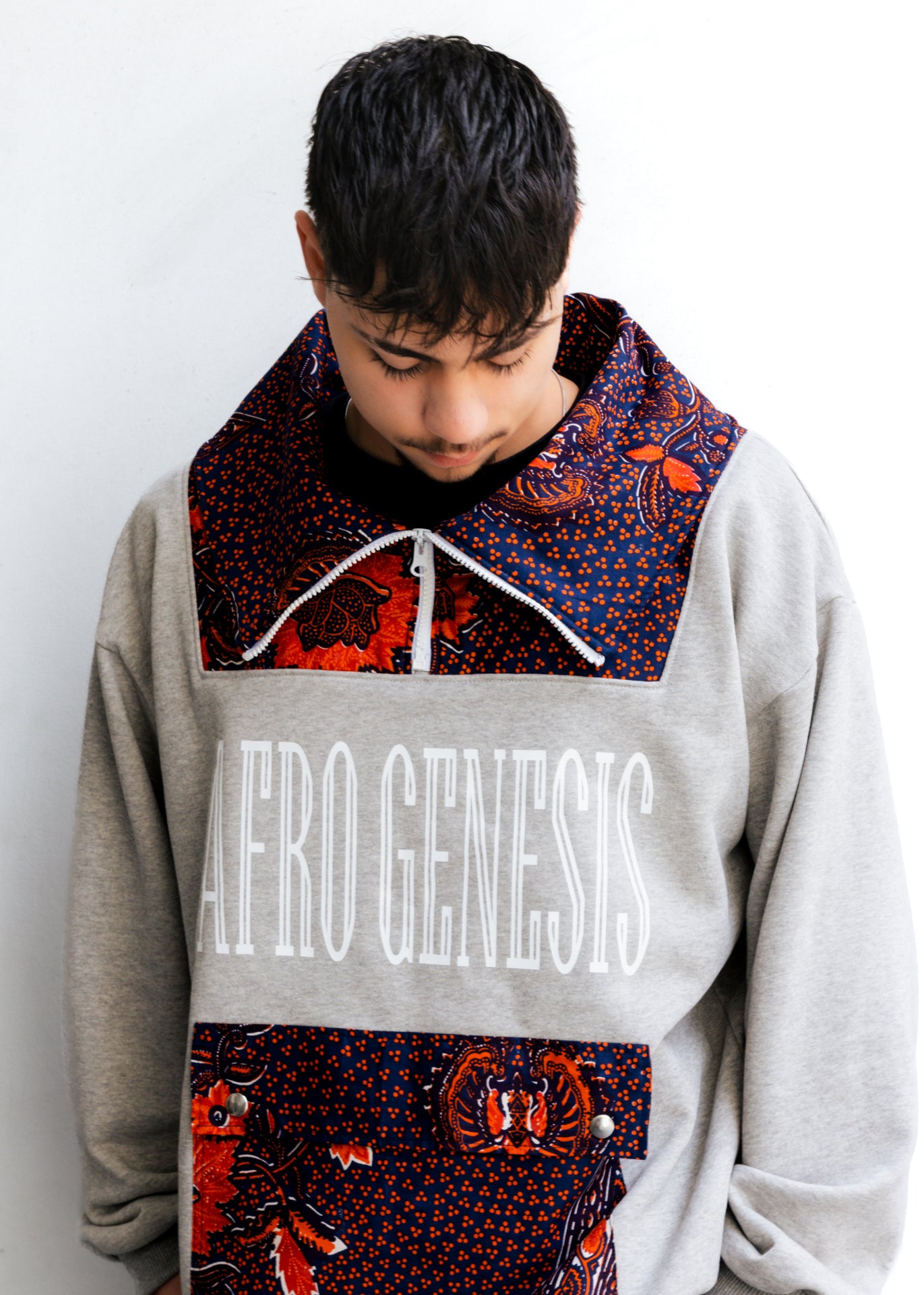 Sweatshirt oversize com gola XXL com aplicações em capulana