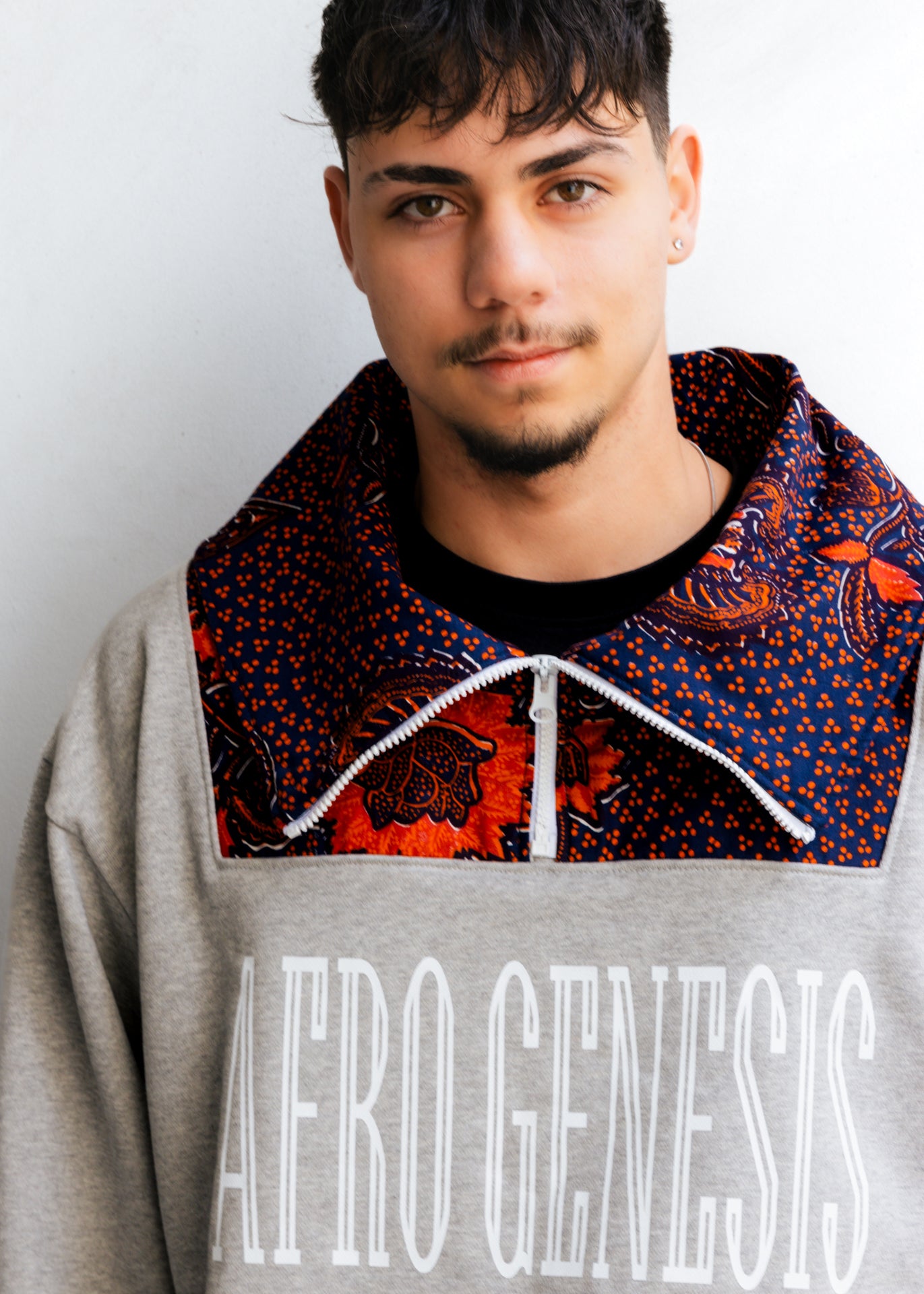 Sweatshirt oversize com gola XXL com aplicações em capulana
