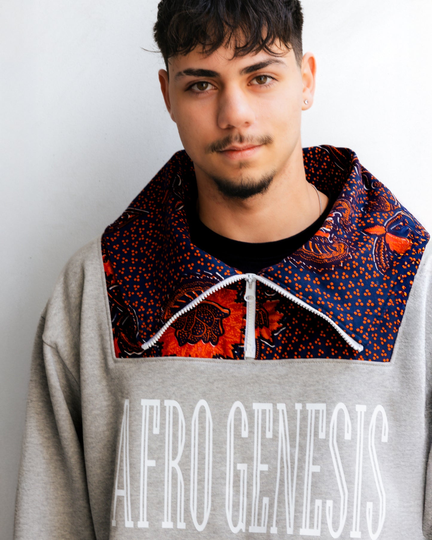 Sweatshirt oversize com gola XXL com aplicações em capulana