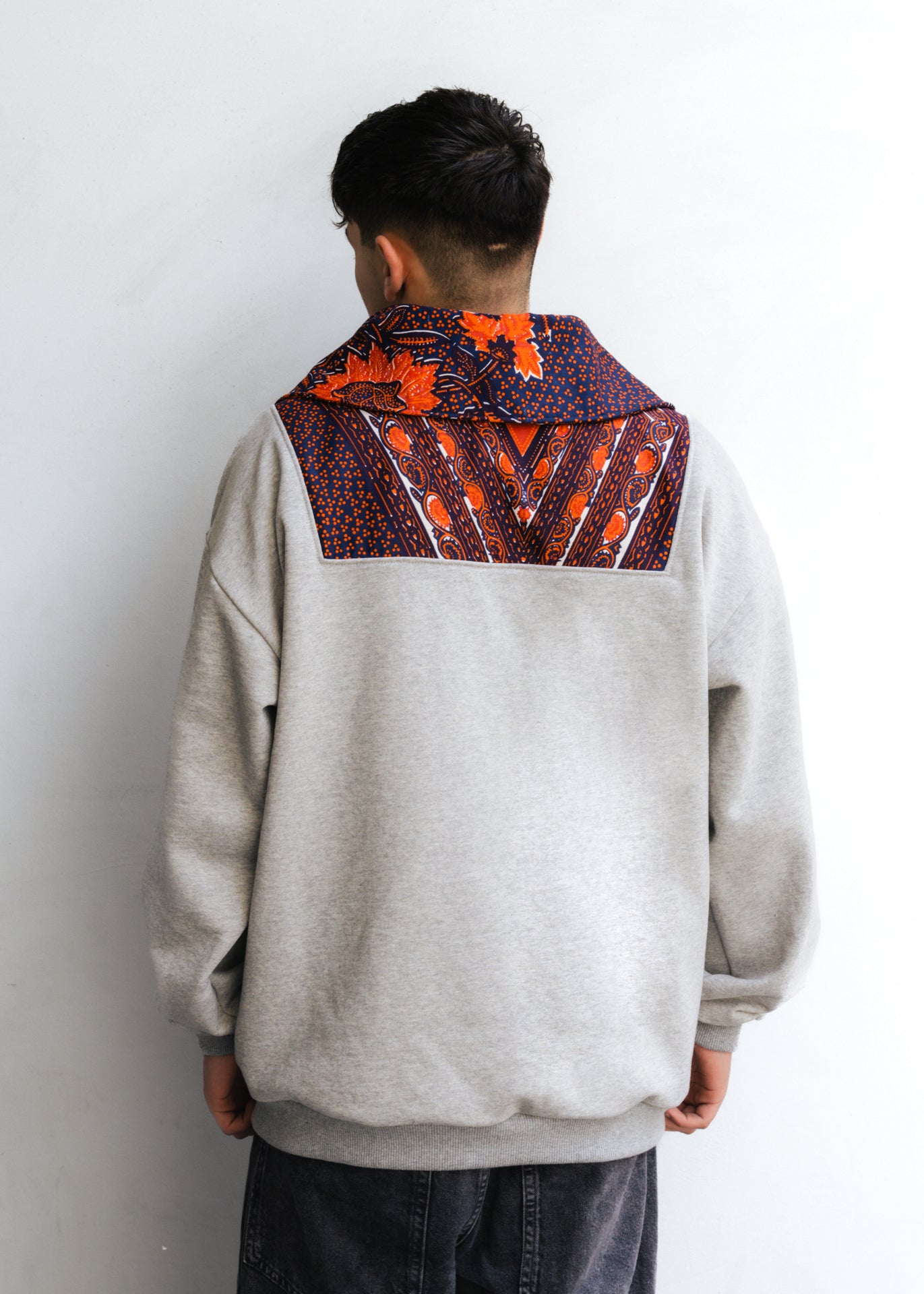 Sweatshirt oversize com gola XXL com aplicações em capulana