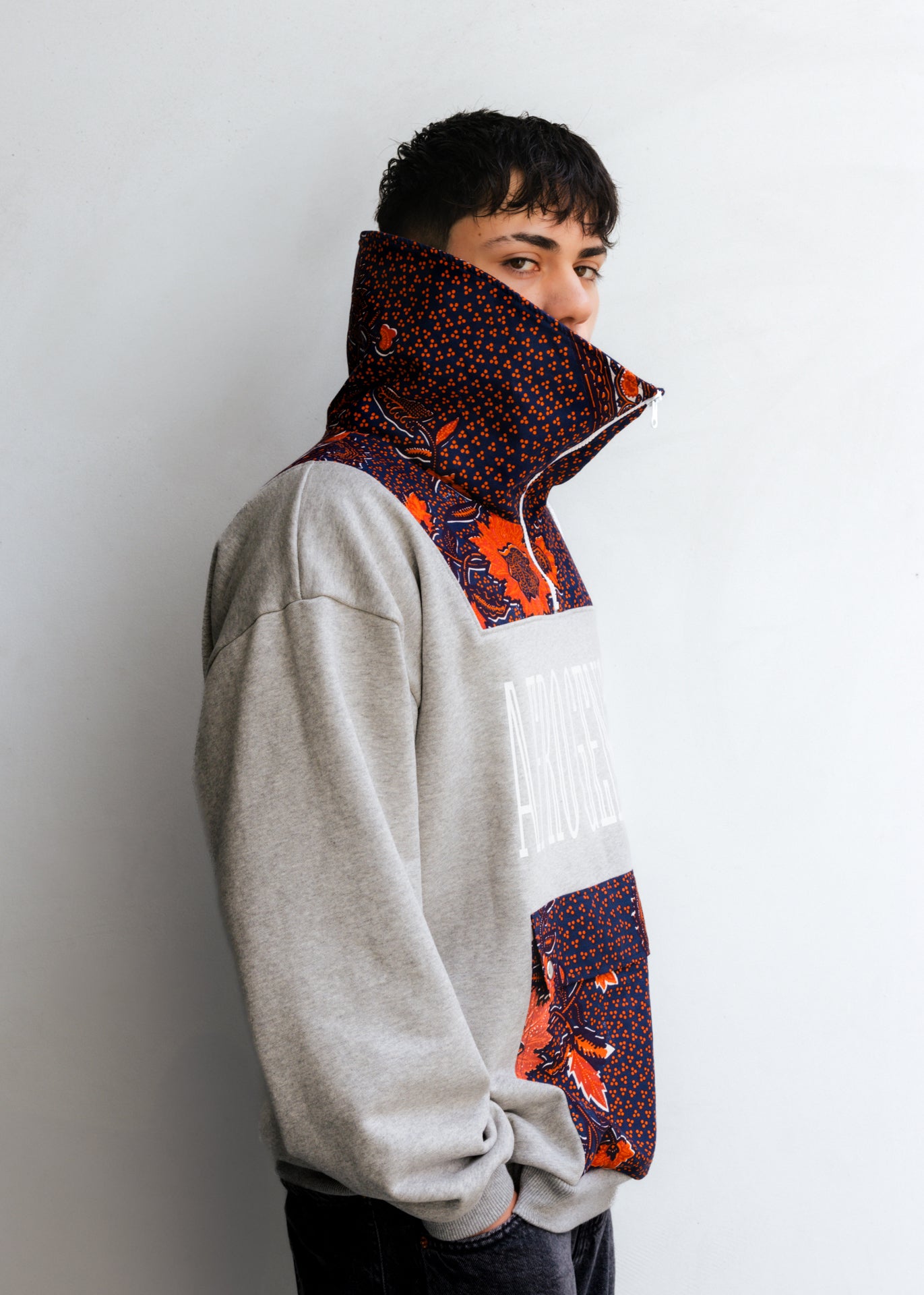 Sweatshirt oversize com gola XXL com aplicações em capulana