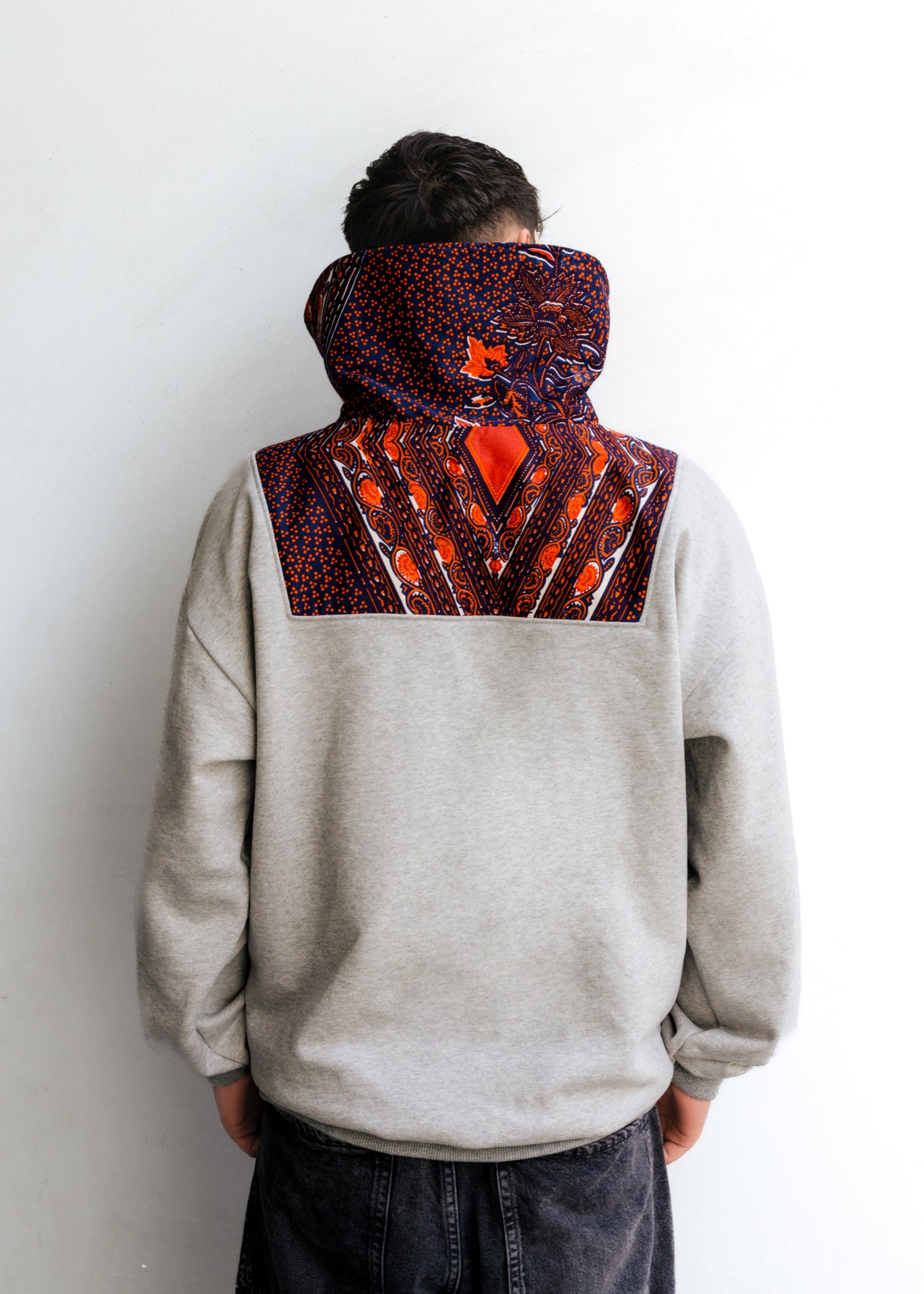 Sweatshirt oversize com gola XXL com aplicações em capulana
