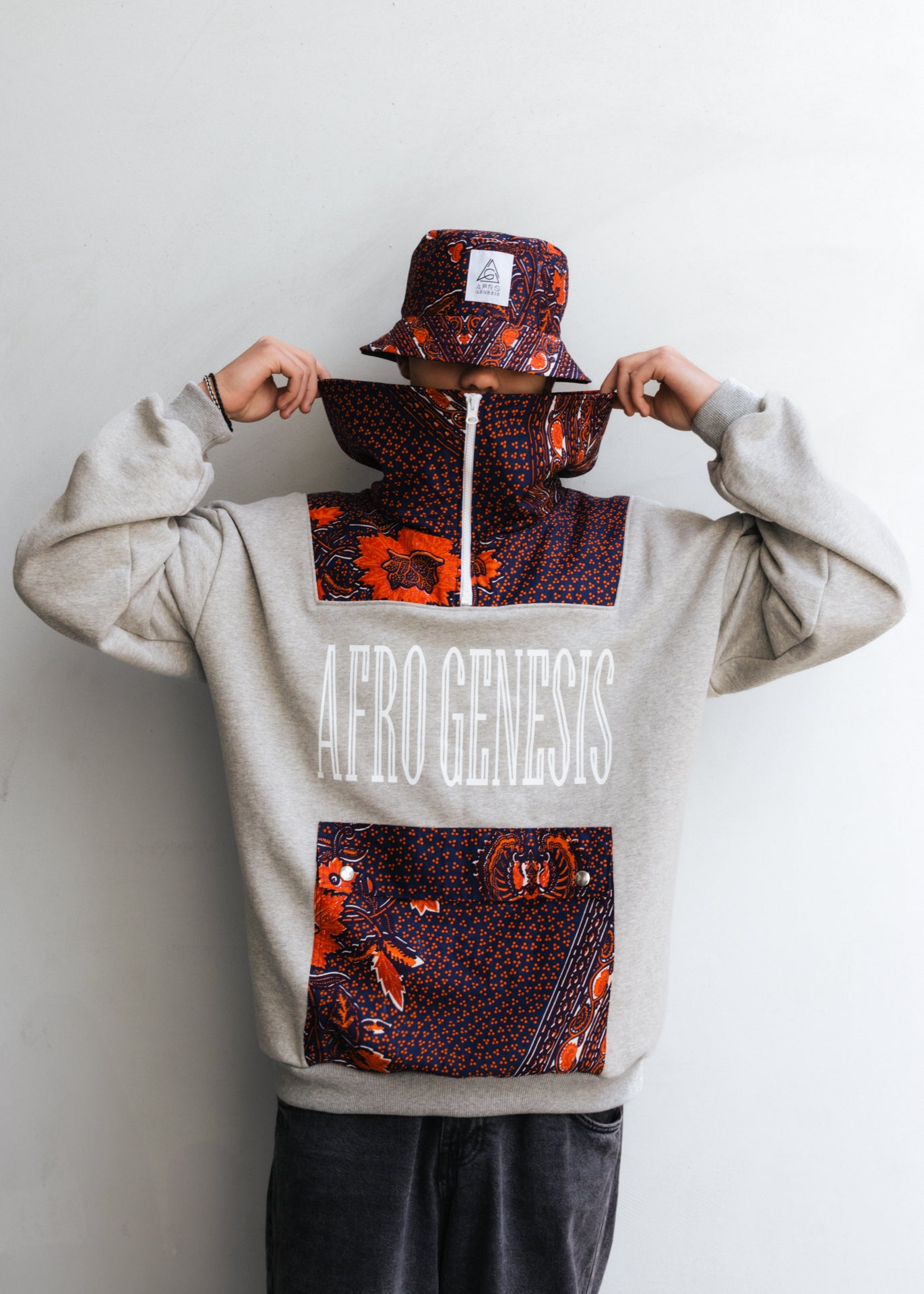 Sweatshirt oversize com gola XXL com aplicações em capulana