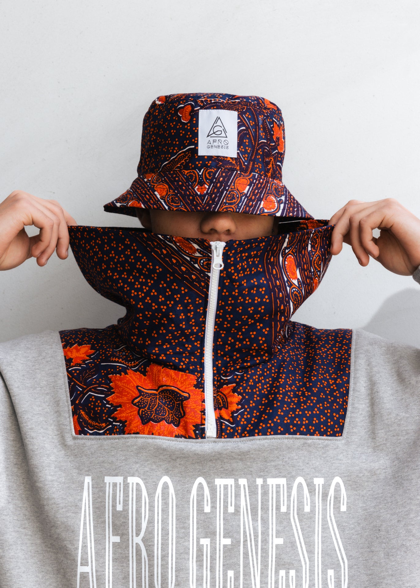 Sweatshirt oversize com gola XXL com aplicações em capulana