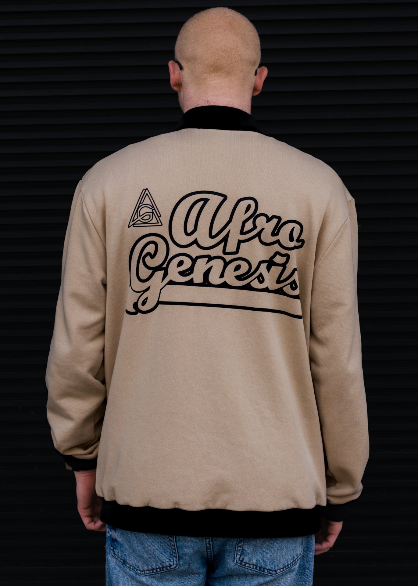 Polo oversize bege com detalhes