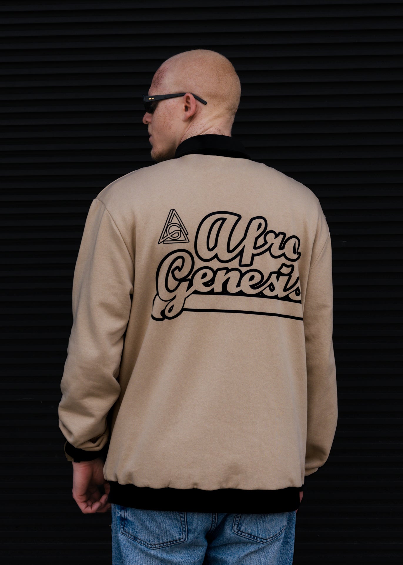 Polo oversize bege com detalhes