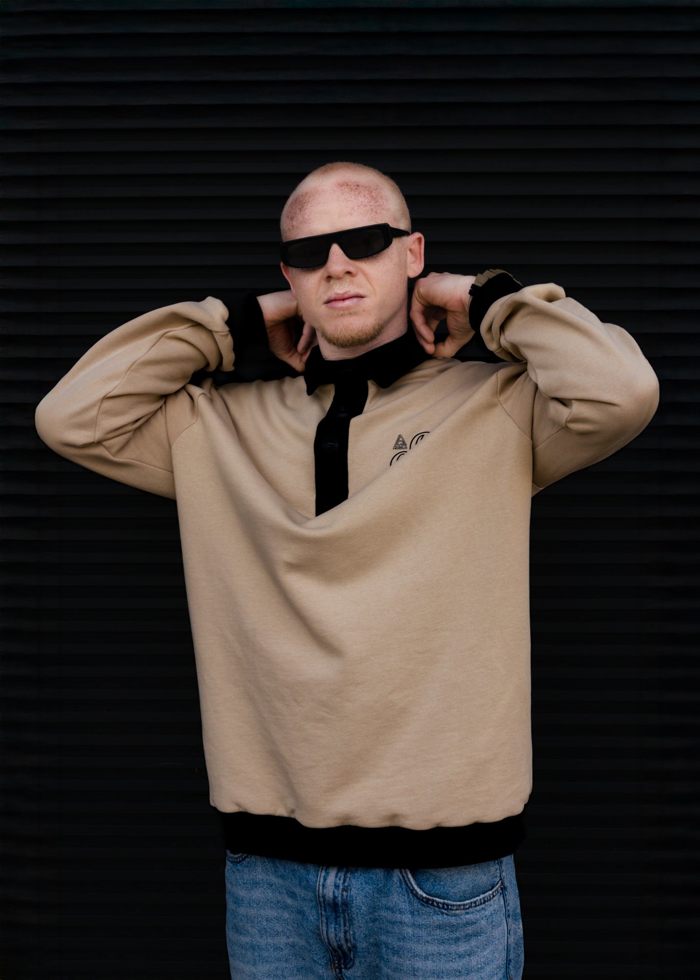 Polo oversize bege com detalhes