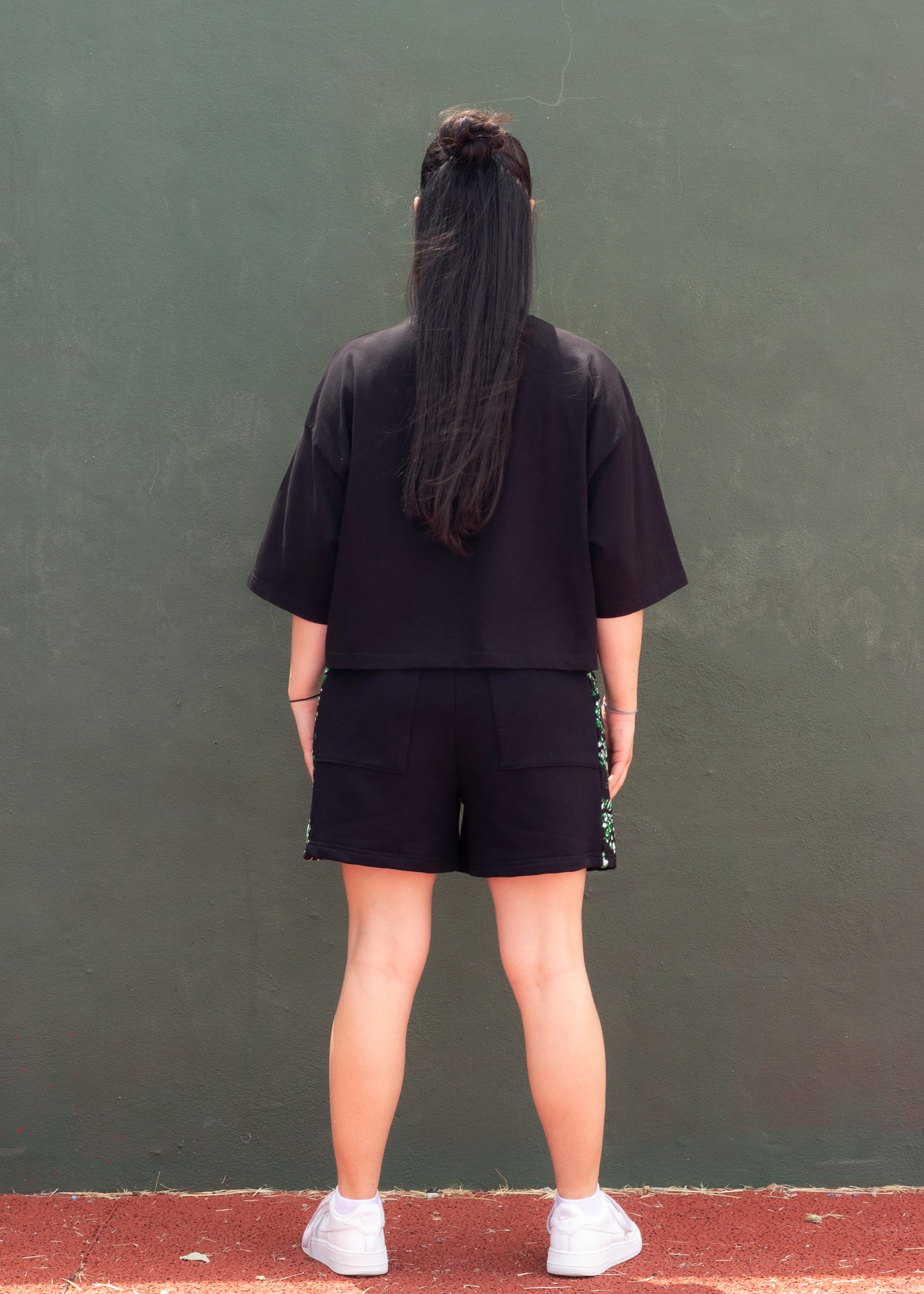 T-shirt cropped oversize com bordado em capulana