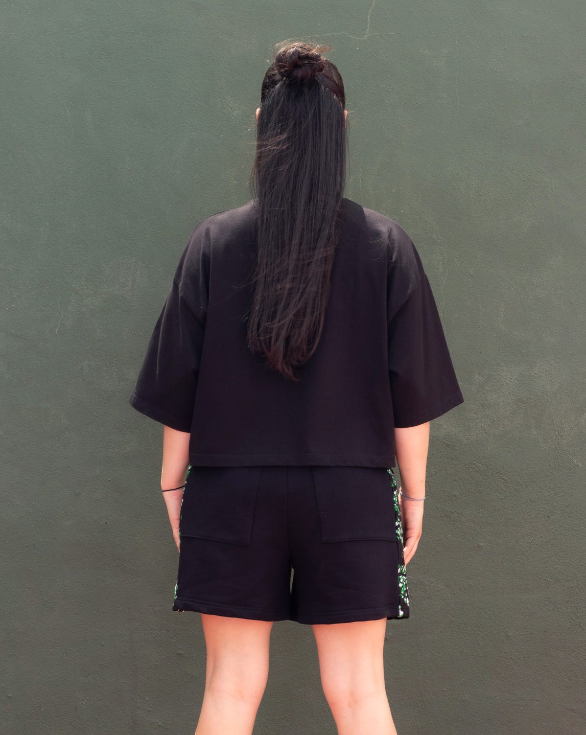 T-shirt cropped oversize com bordado em capulana