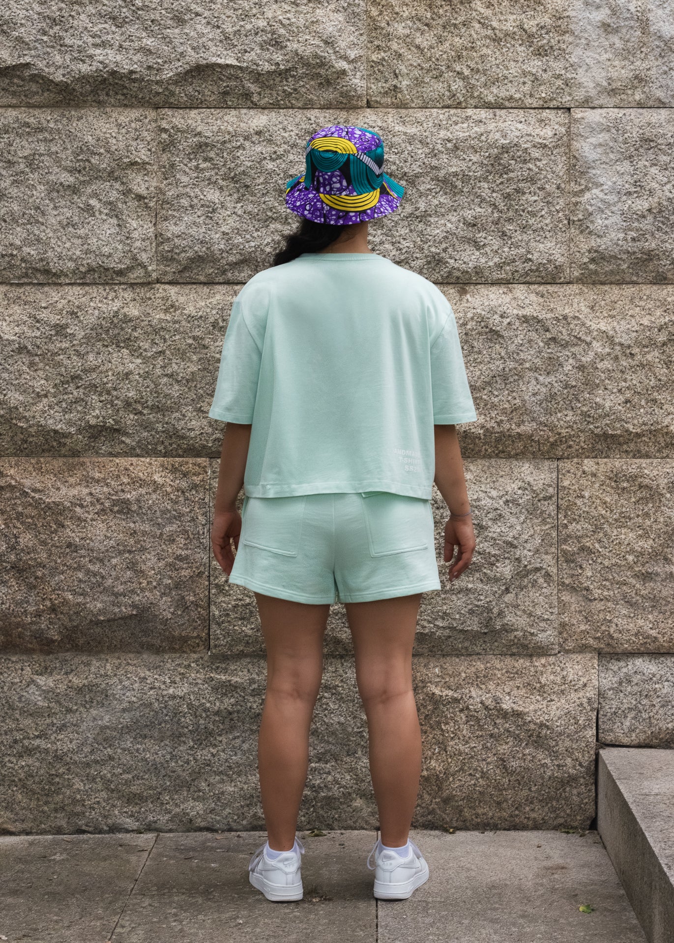T-shirt oversize com bolsos de aba