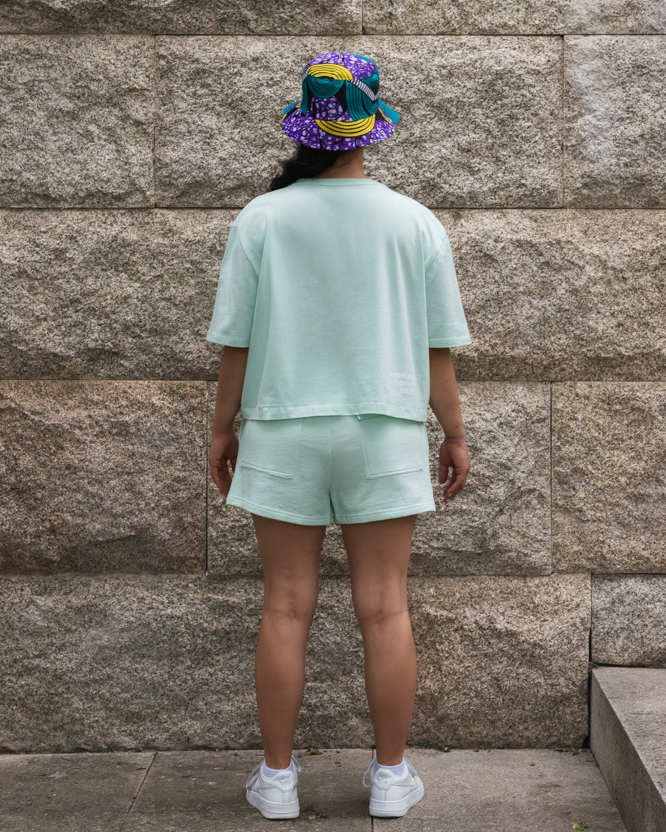 T-shirt oversize com bolsos de aba