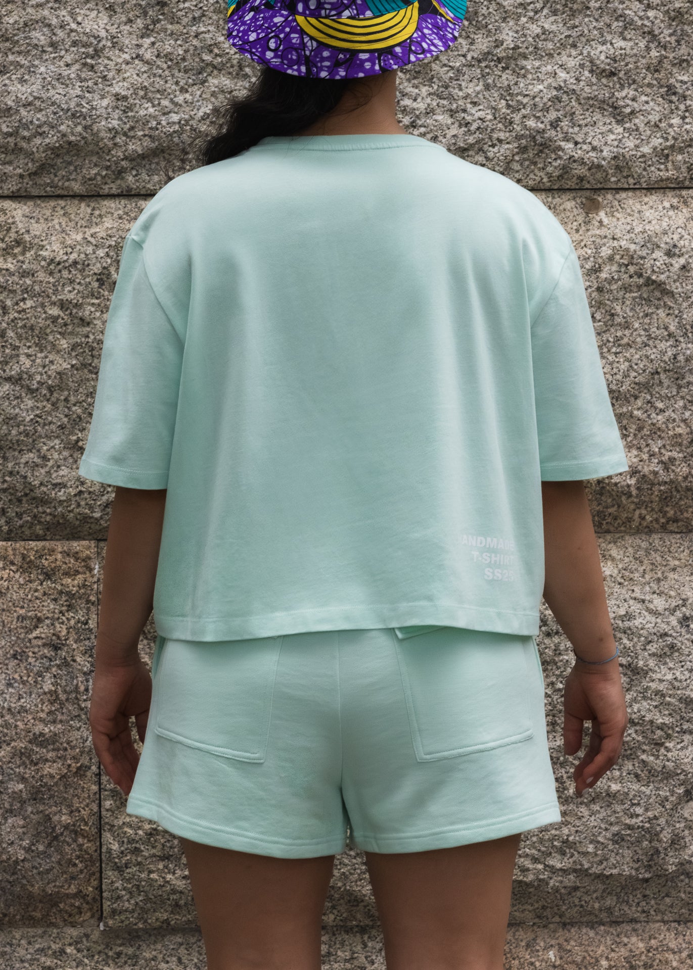 T-shirt oversize com bolsos de aba