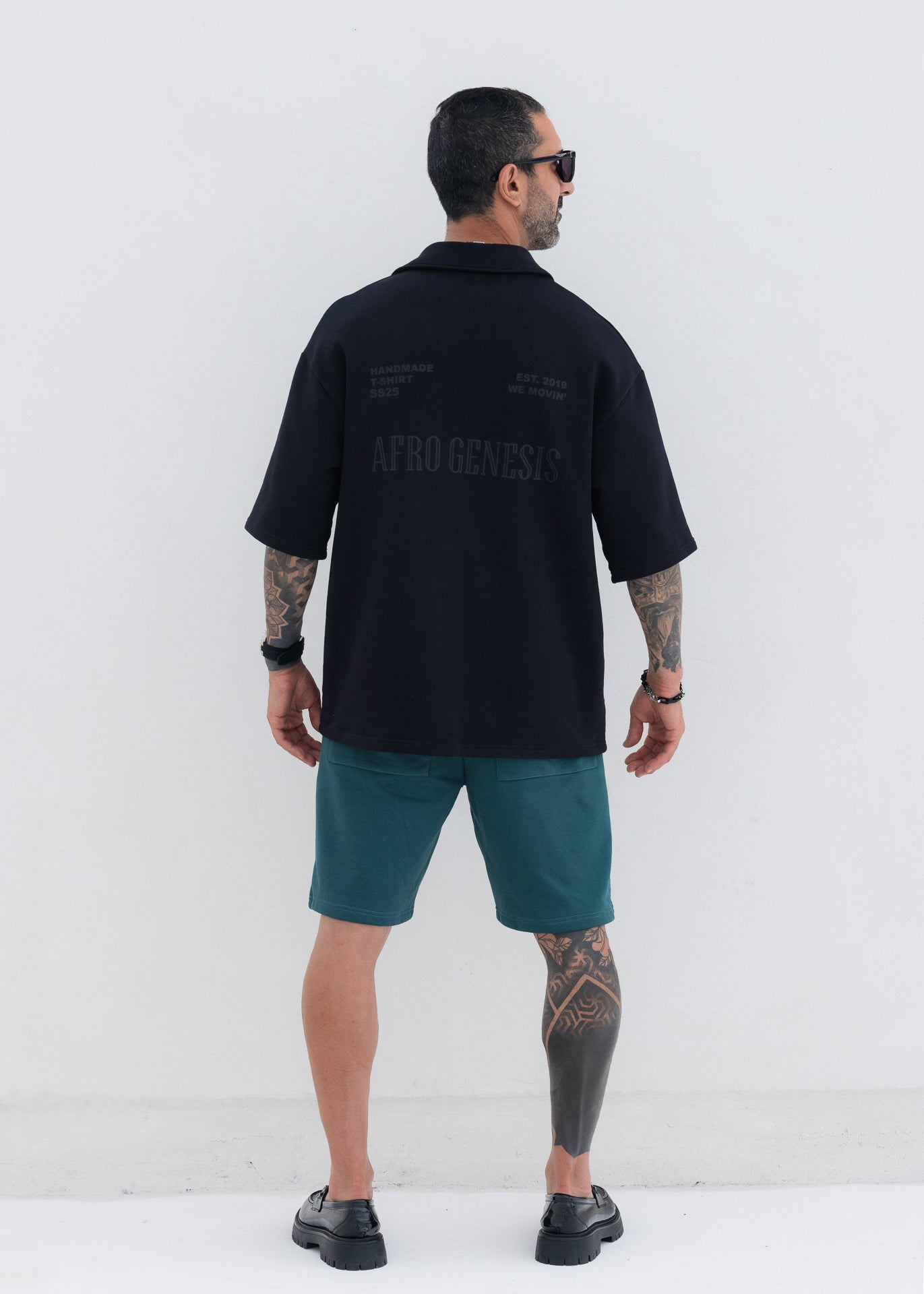 Camisa com gola e bolsos de abas