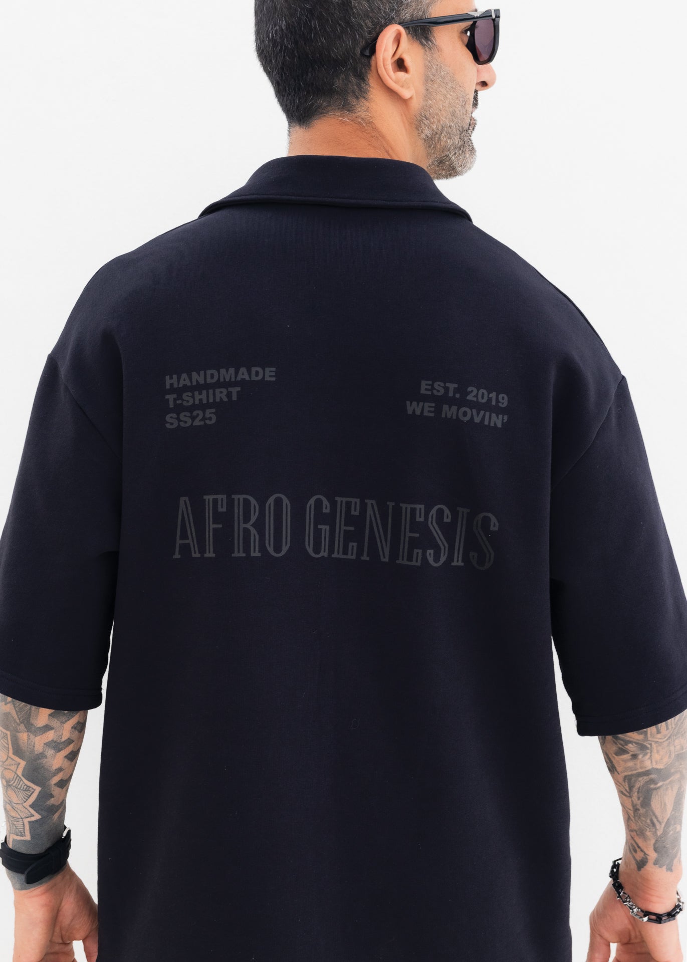 Camisa com gola e bolsos de abas