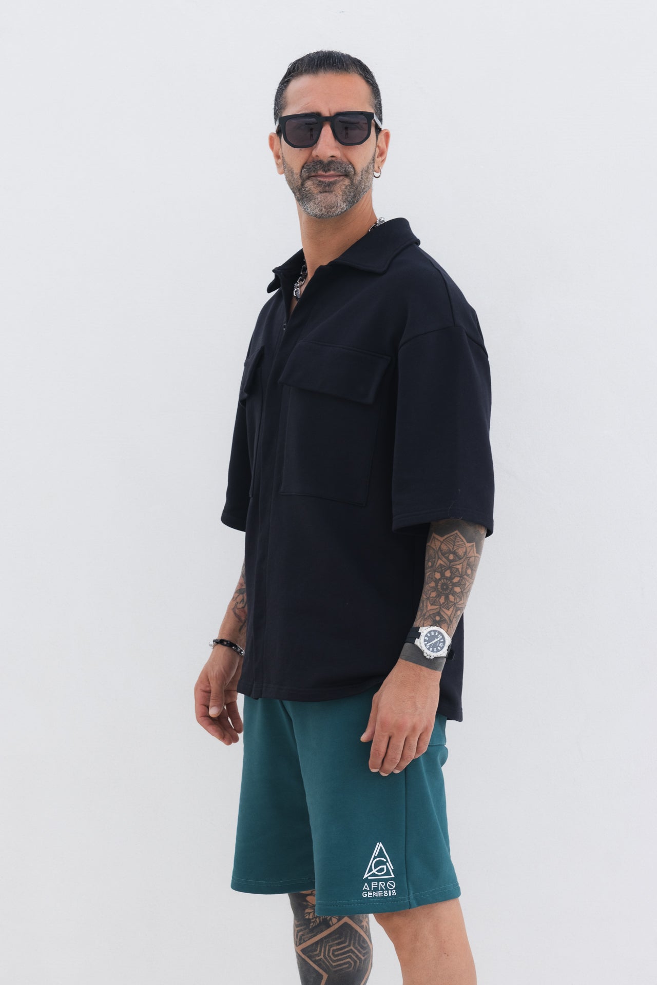 Camisa com gola e bolsos de abas