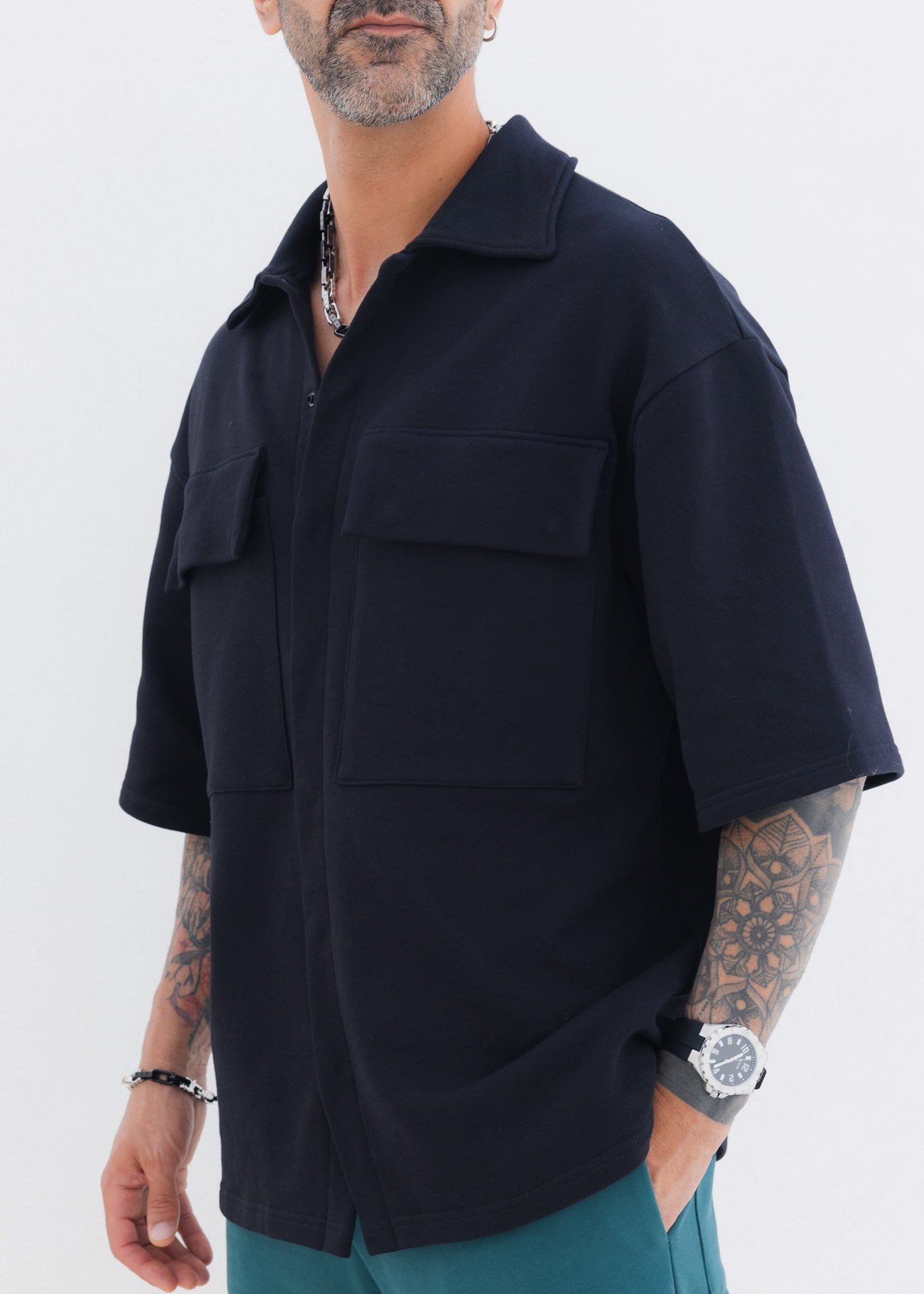 Camisa com gola e bolsos de abas