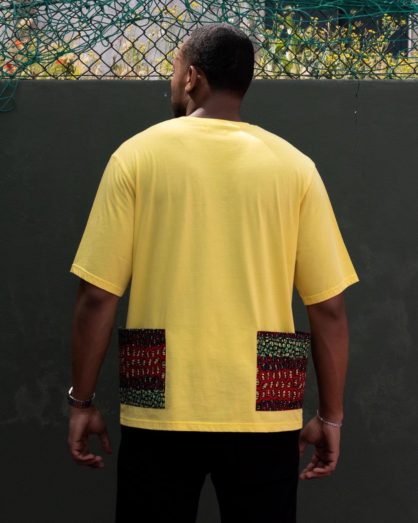 T-shirt oversize com bolsos em capulana
