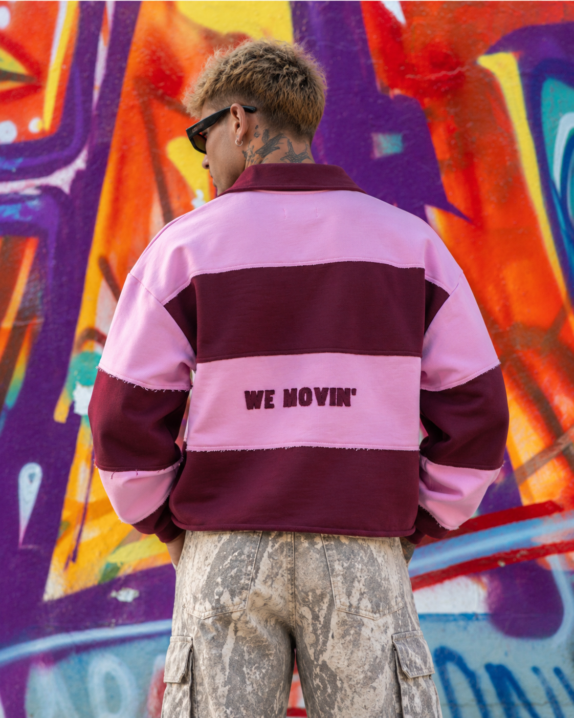 Sweatshirt polo com riscas bordadas