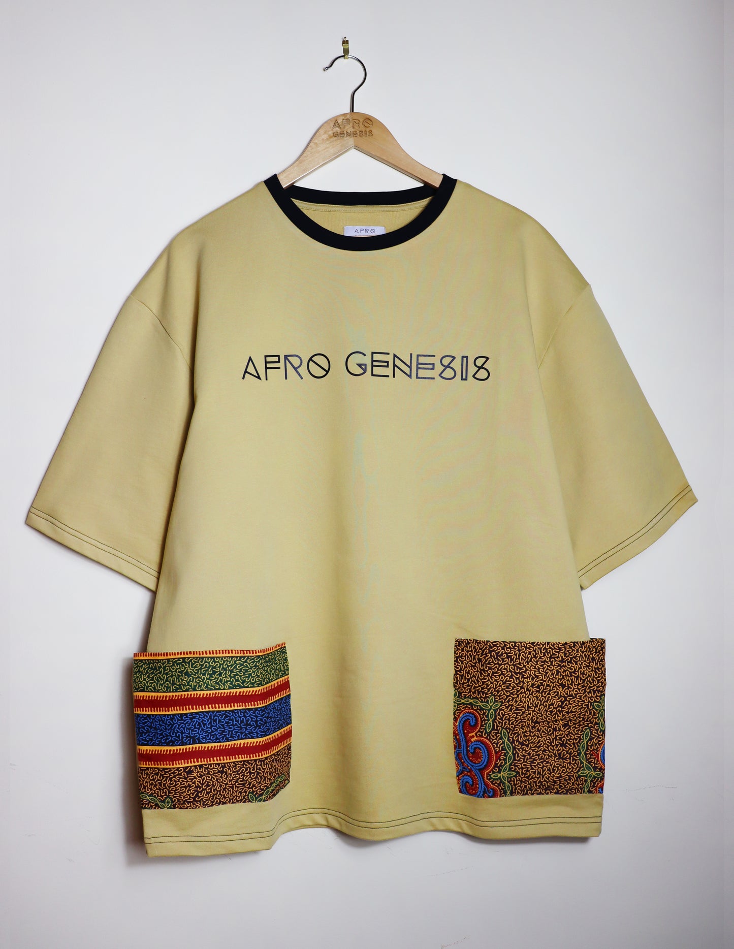 T-shirt com bolsos laterais