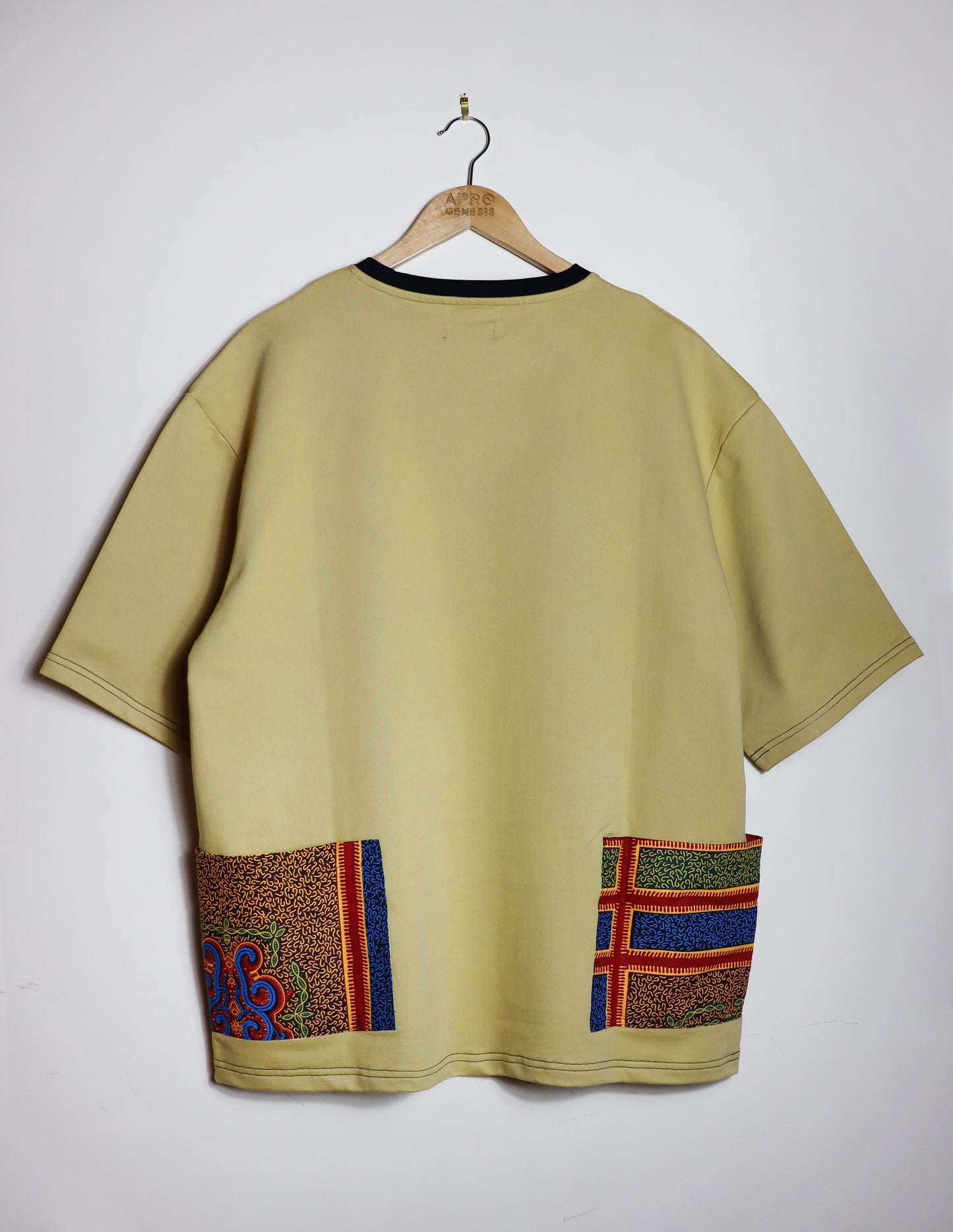 T-shirt com bolsos laterais