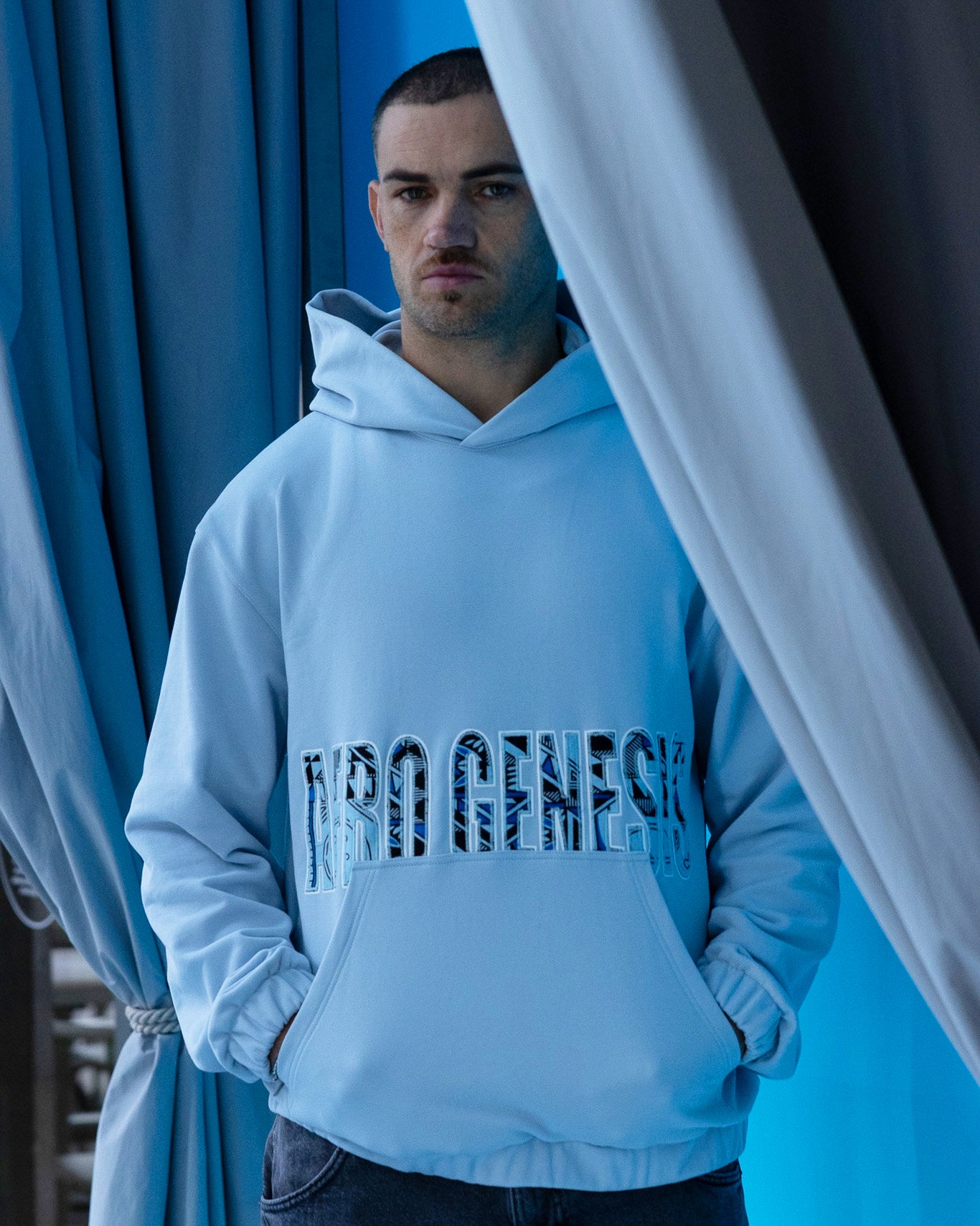 Hoodie com bordado em capulana