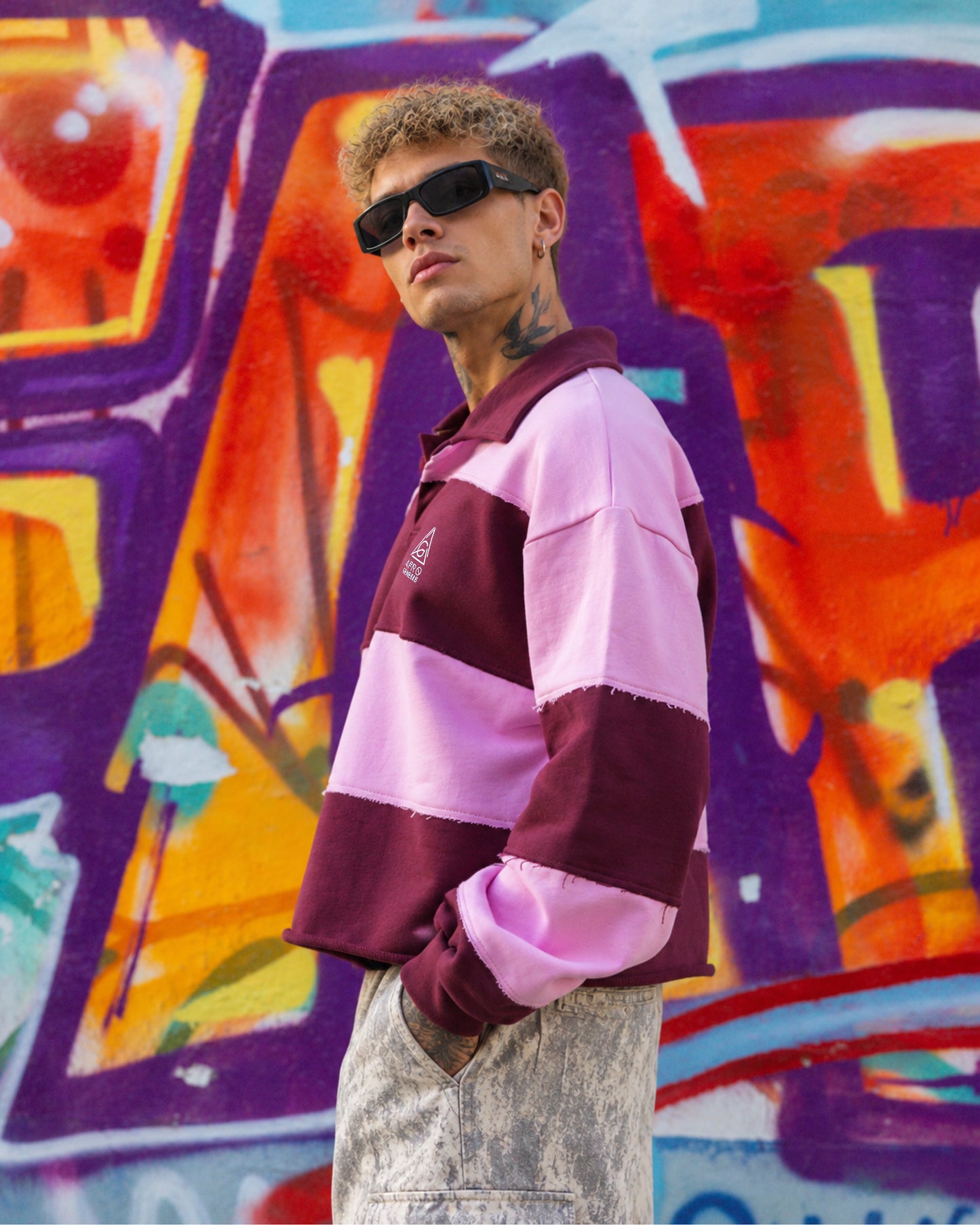 Sweatshirt polo com riscas bordadas