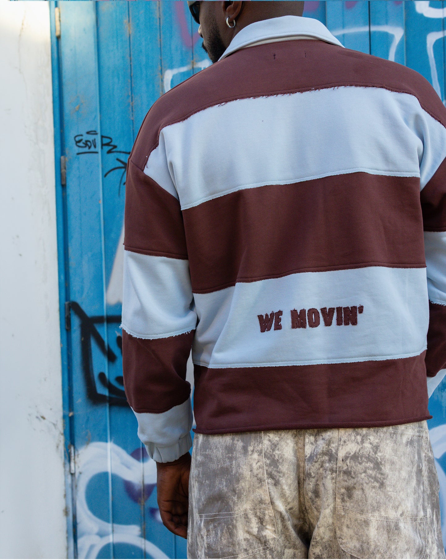 Sweatshirt polo com riscas bordadas