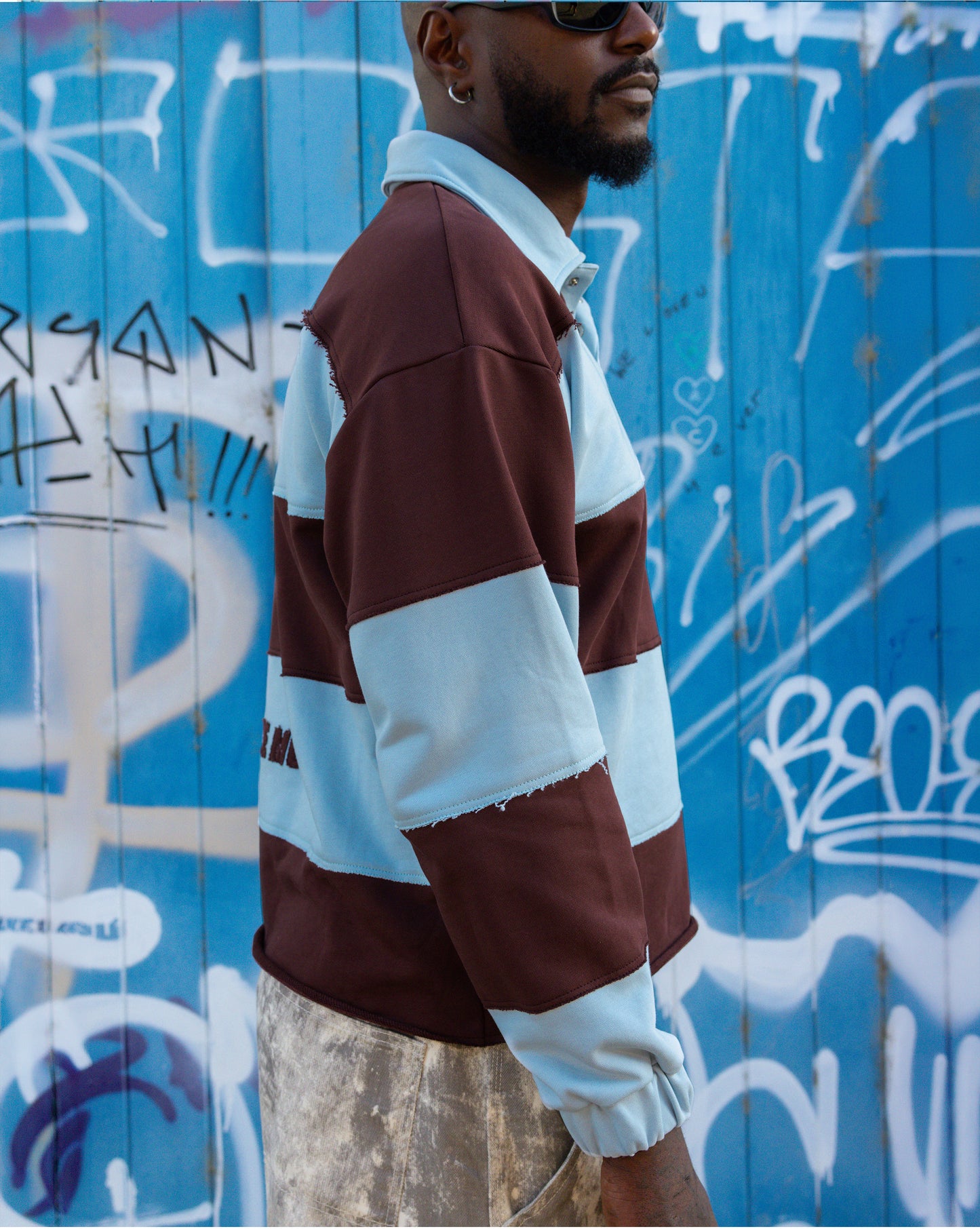Sweatshirt polo com riscas bordadas