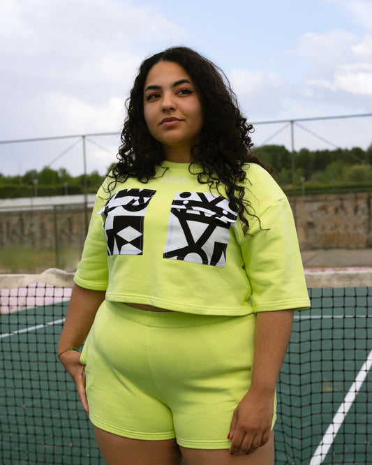 T-shirt oversize com bolsos de aba