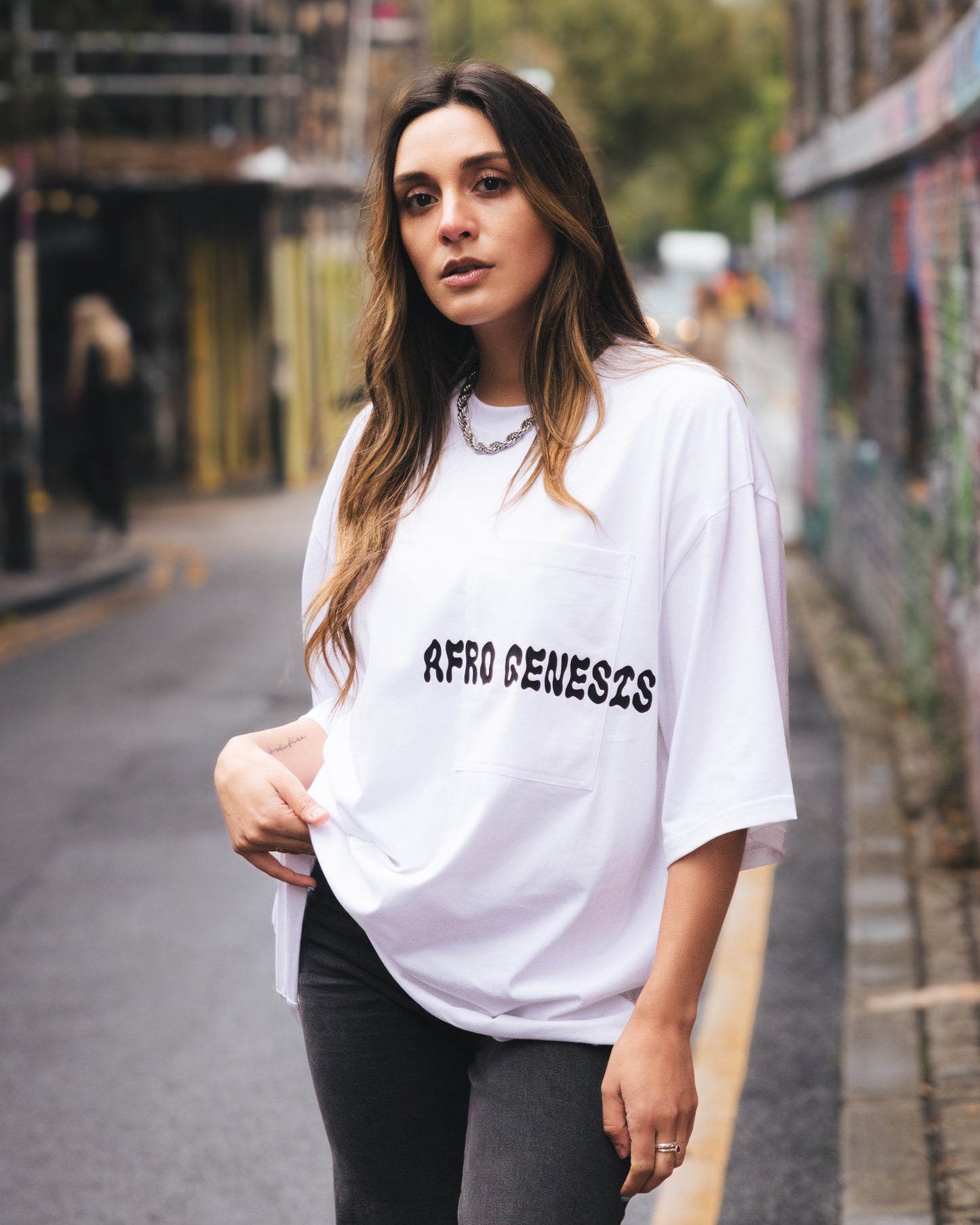 T-shirt oversize com bolso