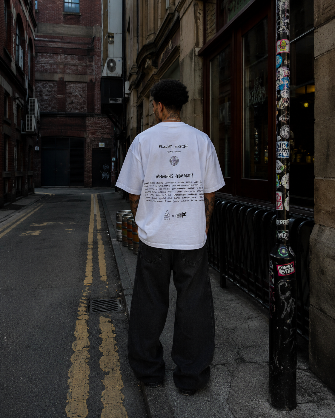 T-shirt MISSING HUMANITY - AFRO GENESIS X MAIS OU MENOS ASSIM