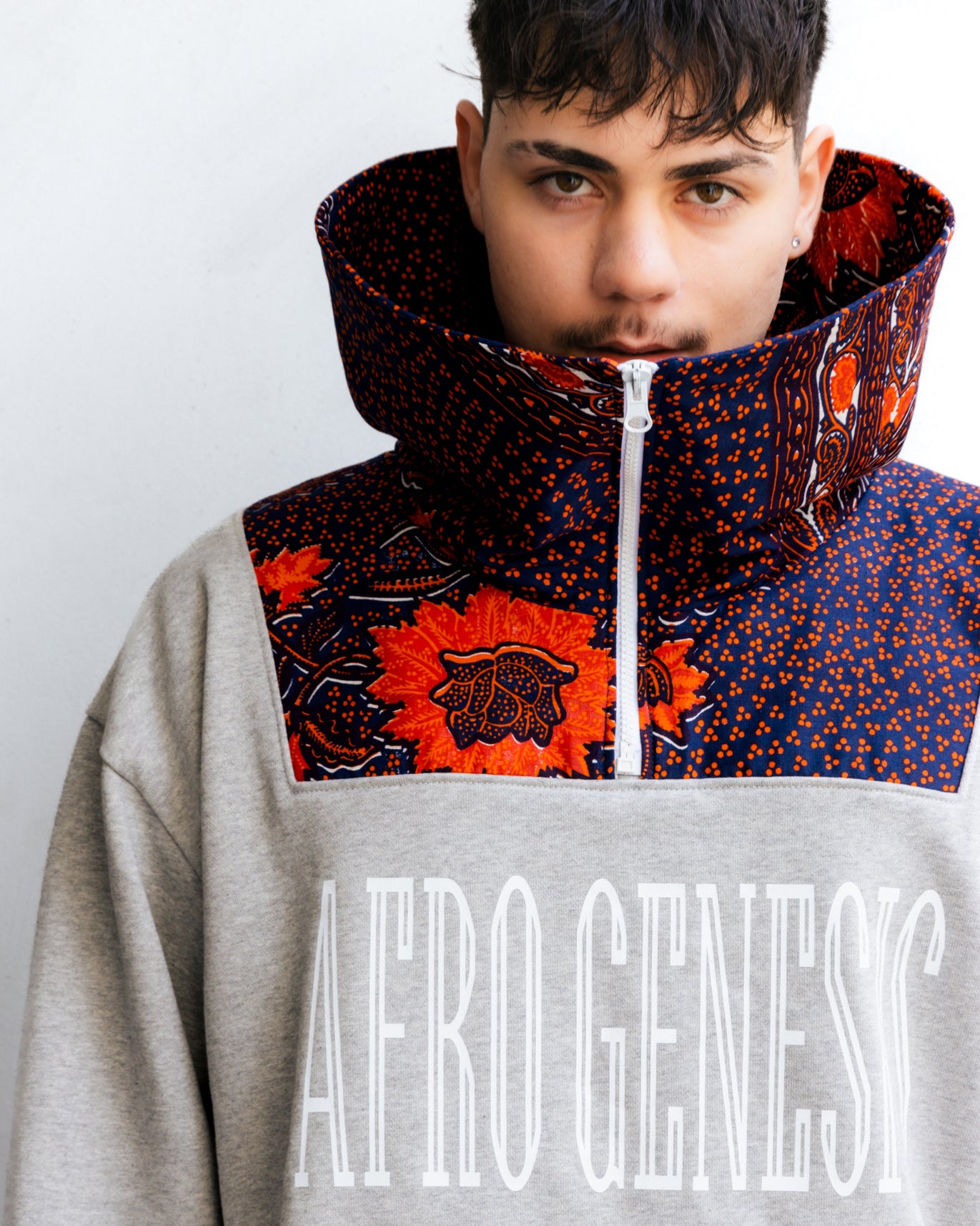 Sweatshirt oversize com gola XXL com aplicações em capulana