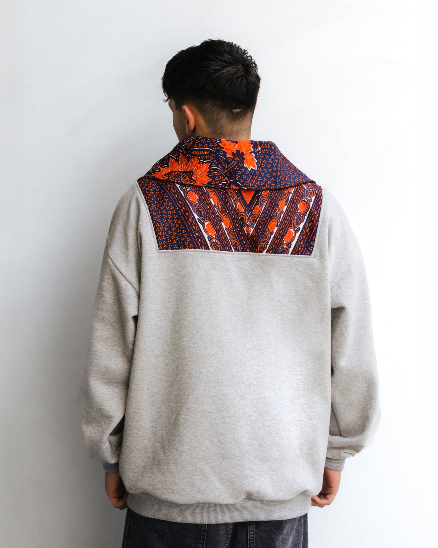 Sweatshirt oversize com gola XXL com aplicações em capulana