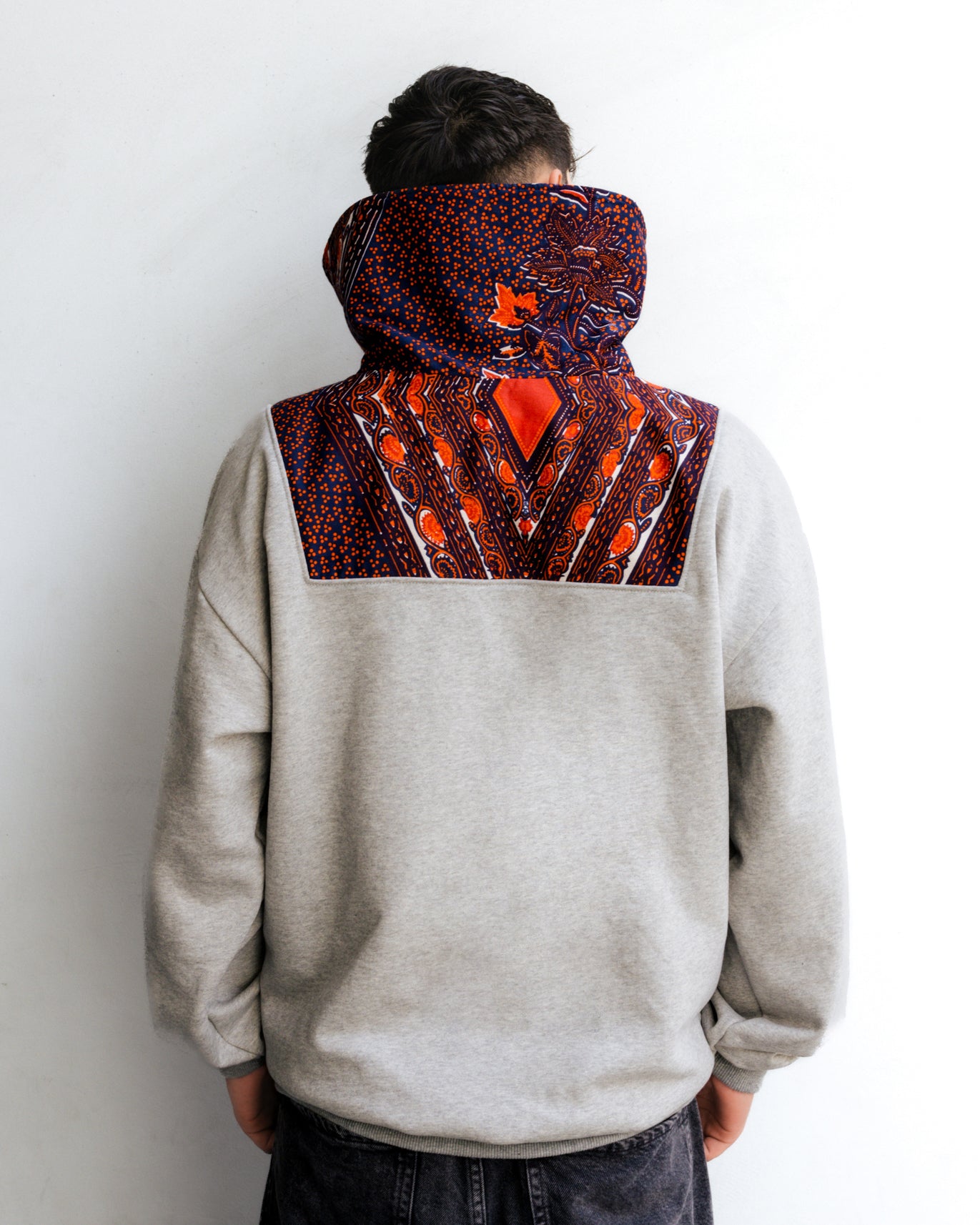 Sweatshirt oversize com gola XXL com aplicações em capulana