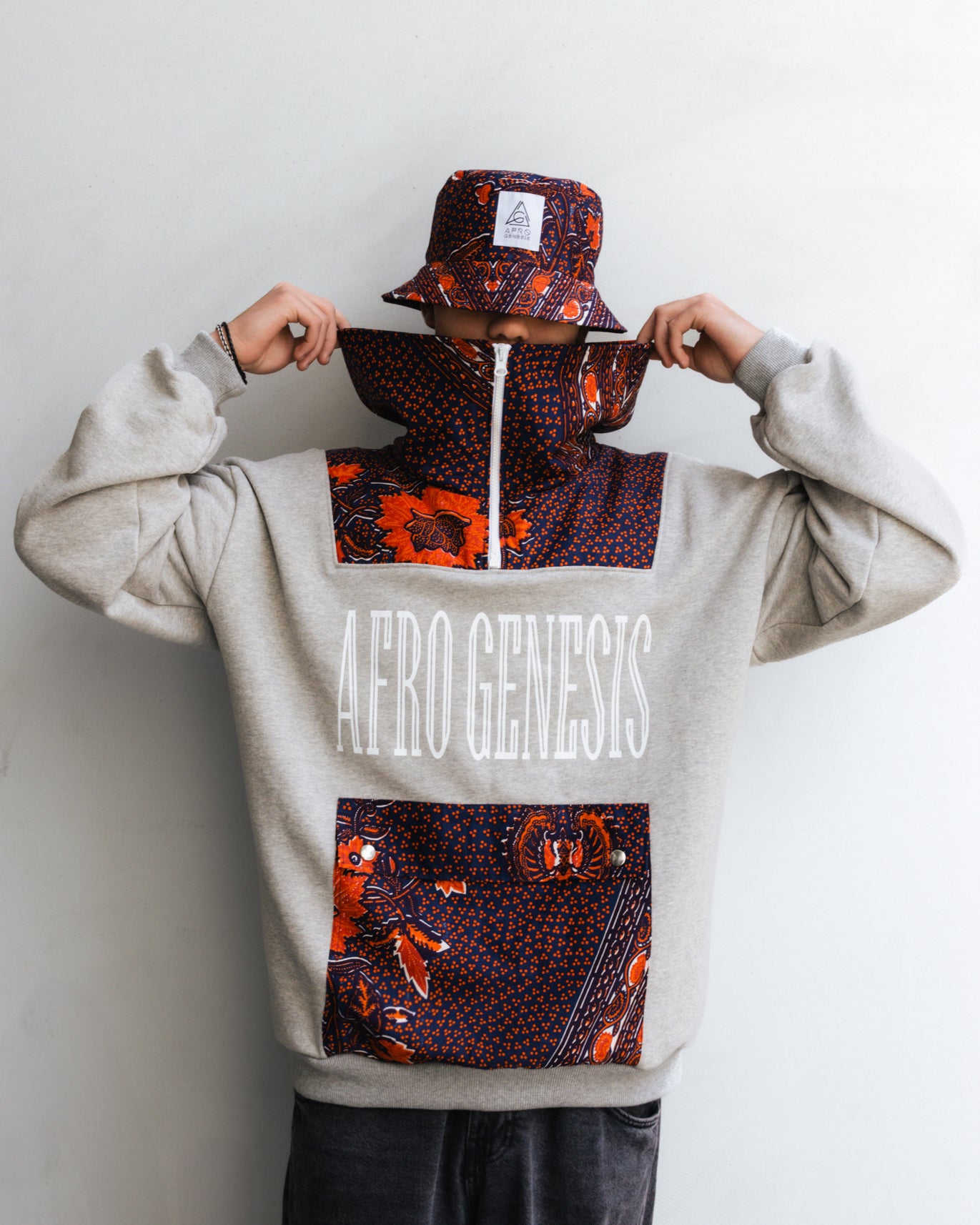 Sweatshirt oversize com gola XXL com aplicações em capulana