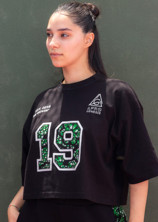 T-shirt cropped oversize com bordado em capulana
