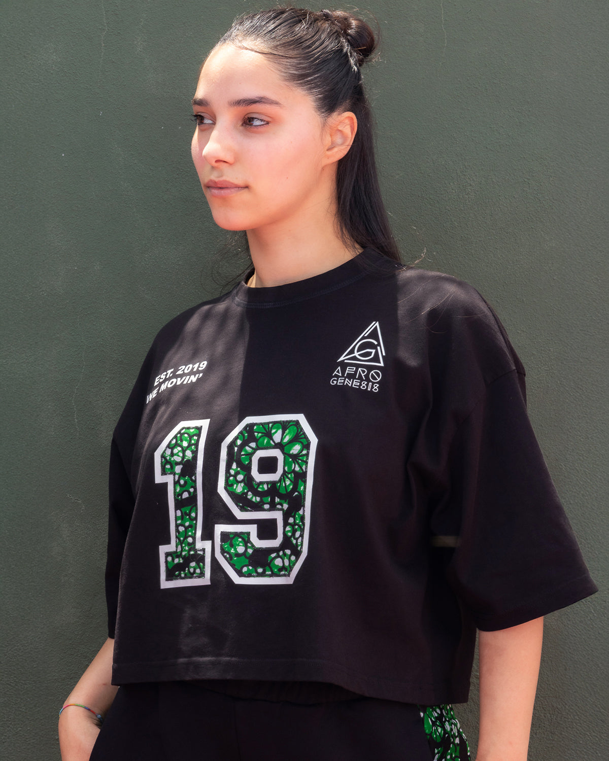 T-shirt cropped oversize com bordado em capulana